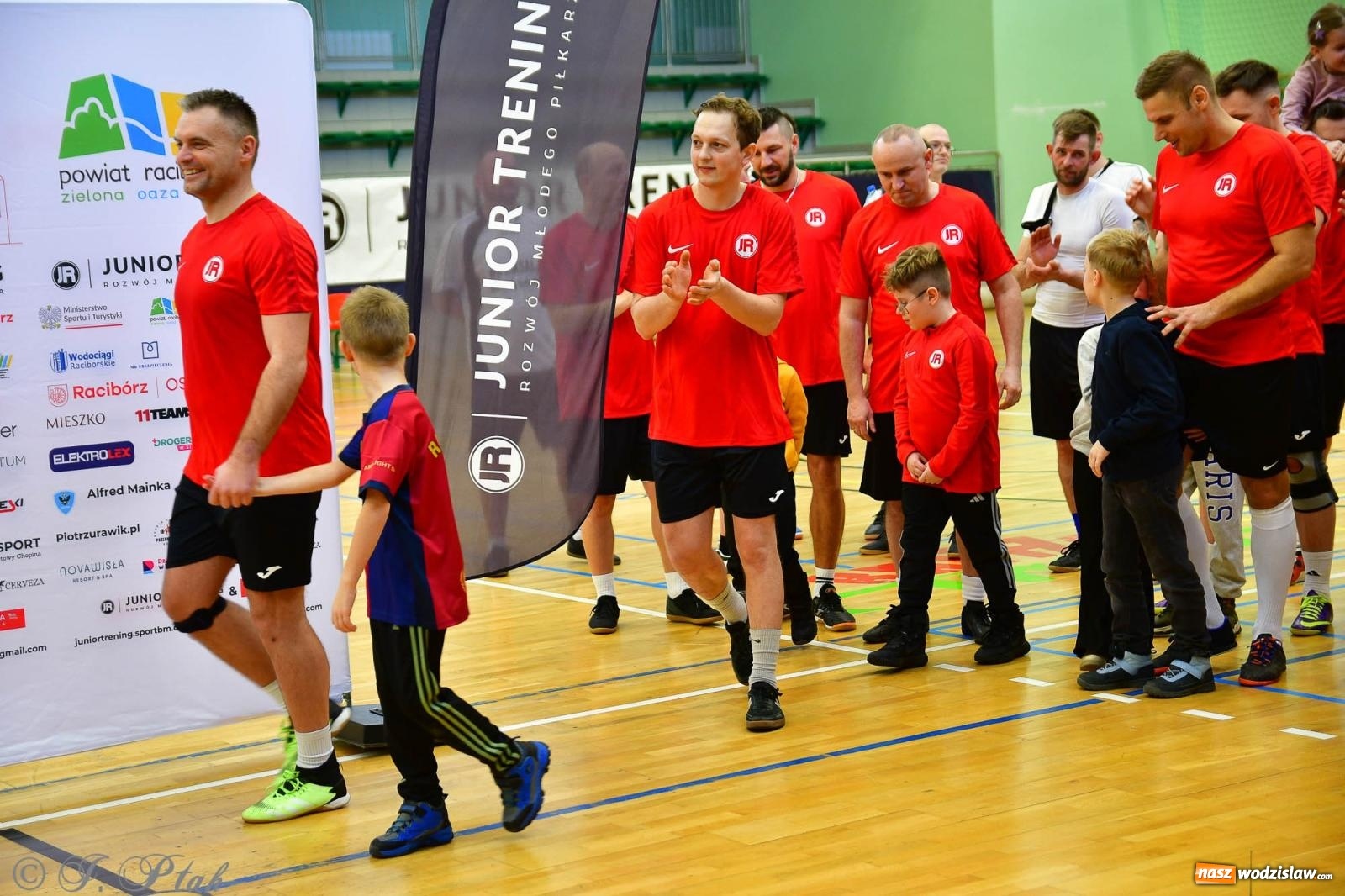 Zdjęcie w galerii na portalu naszwodzislaw.com: Rodzice młodych piłkarzy rywalizowali w hali OSiR Racibórz [FOTO] wiadomości z regionu