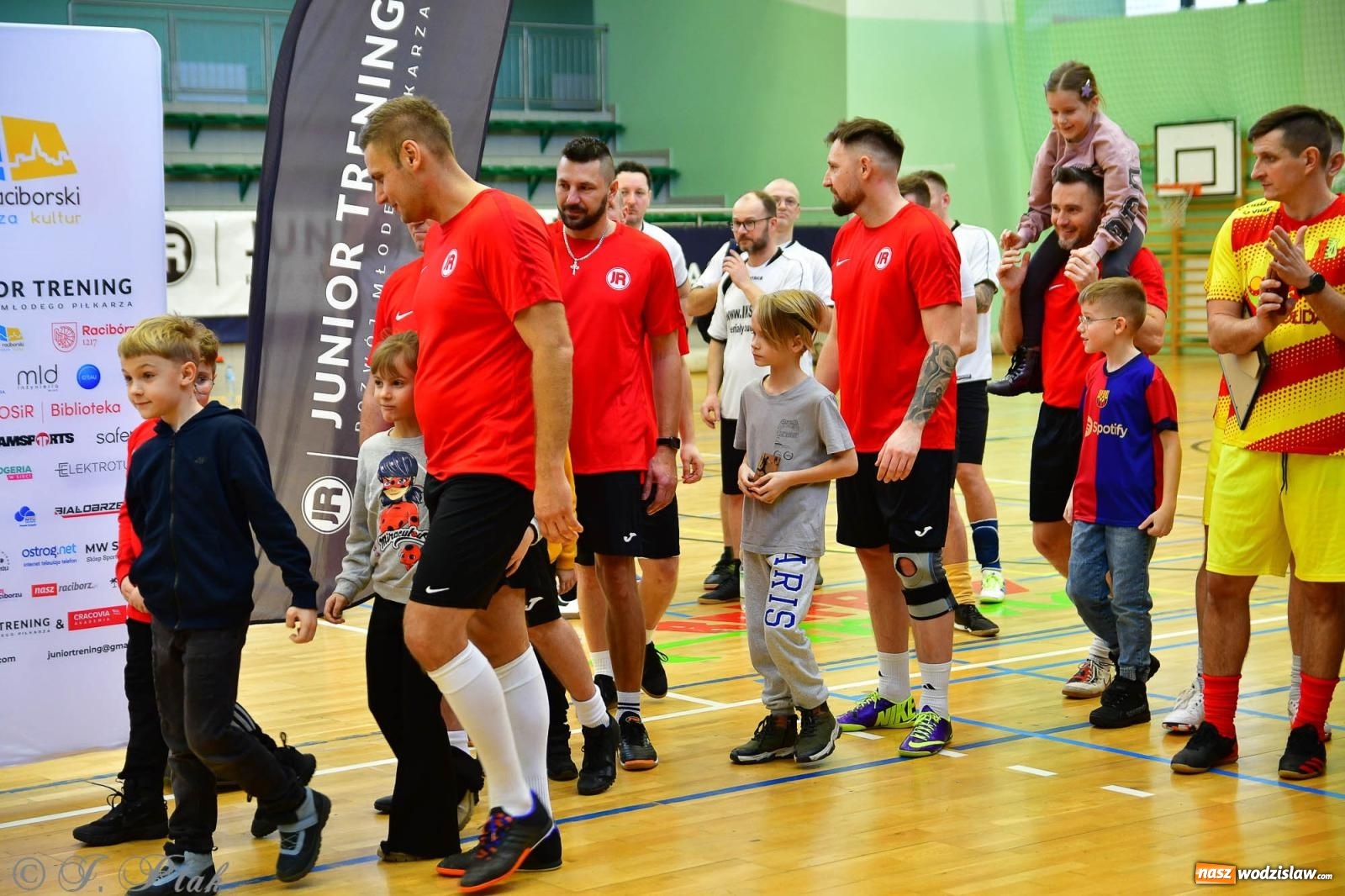 Zdjęcie w galerii na portalu naszwodzislaw.com: Rodzice młodych piłkarzy rywalizowali w hali OSiR Racibórz [FOTO] wiadomości z regionu
