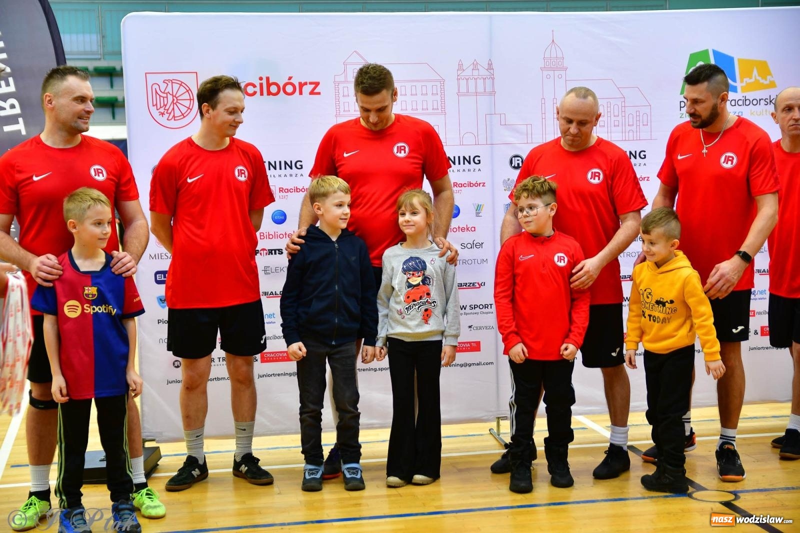 Zdjęcie w galerii na portalu naszwodzislaw.com: Rodzice młodych piłkarzy rywalizowali w hali OSiR Racibórz [FOTO] wiadomości z regionu