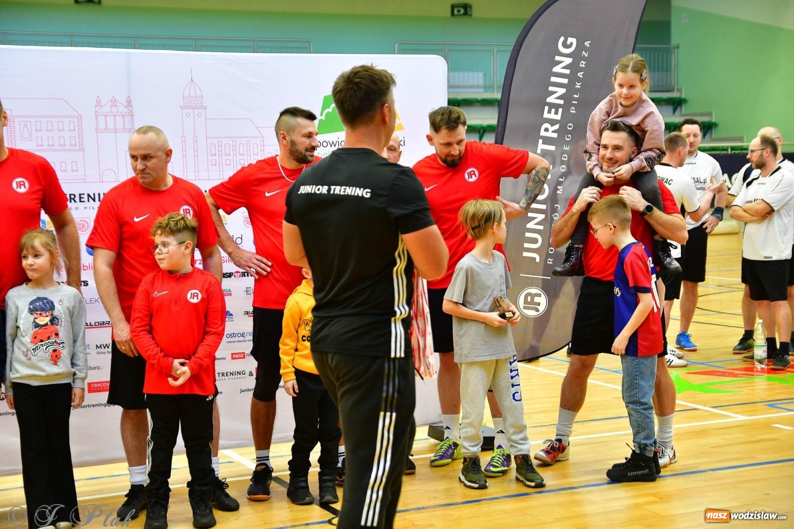 Zdjęcie w galerii na portalu naszwodzislaw.com: Rodzice młodych piłkarzy rywalizowali w hali OSiR Racibórz [FOTO] wiadomości z regionu
