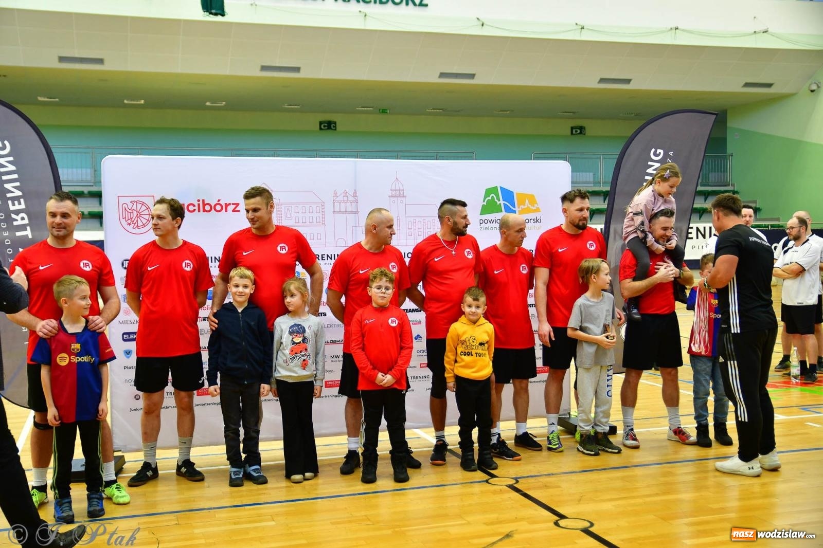 Zdjęcie w galerii na portalu naszwodzislaw.com: Rodzice młodych piłkarzy rywalizowali w hali OSiR Racibórz [FOTO] wiadomości z regionu