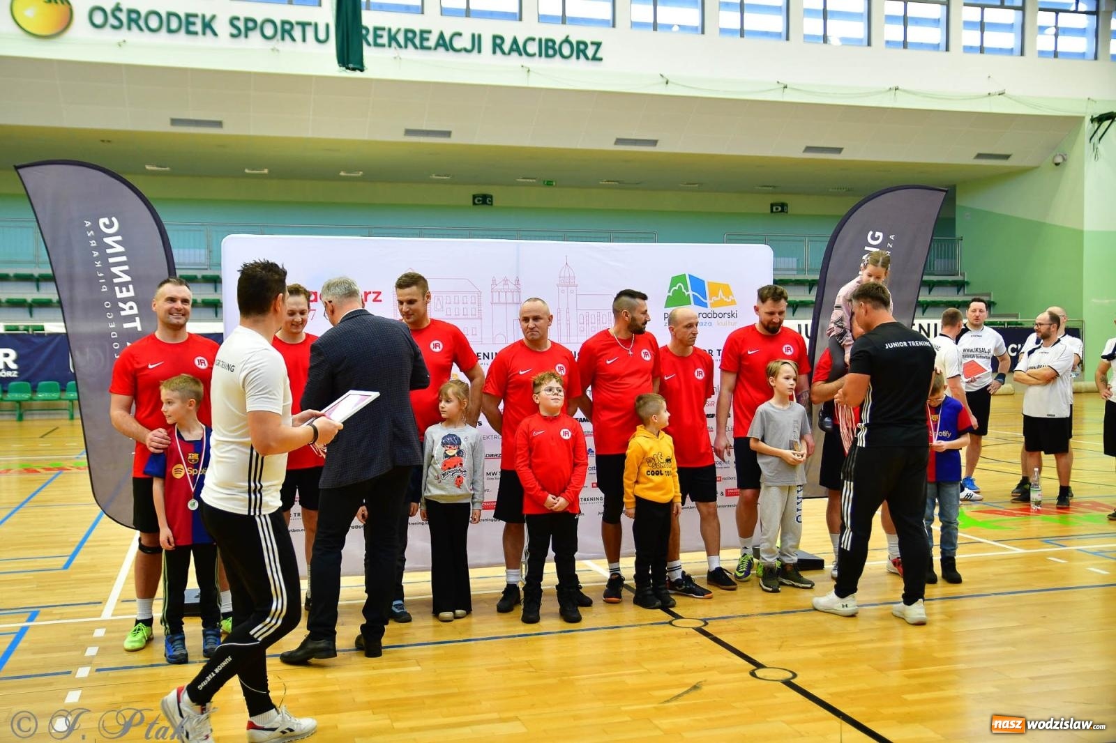 Zdjęcie w galerii na portalu naszwodzislaw.com: Rodzice młodych piłkarzy rywalizowali w hali OSiR Racibórz [FOTO] wiadomości z regionu