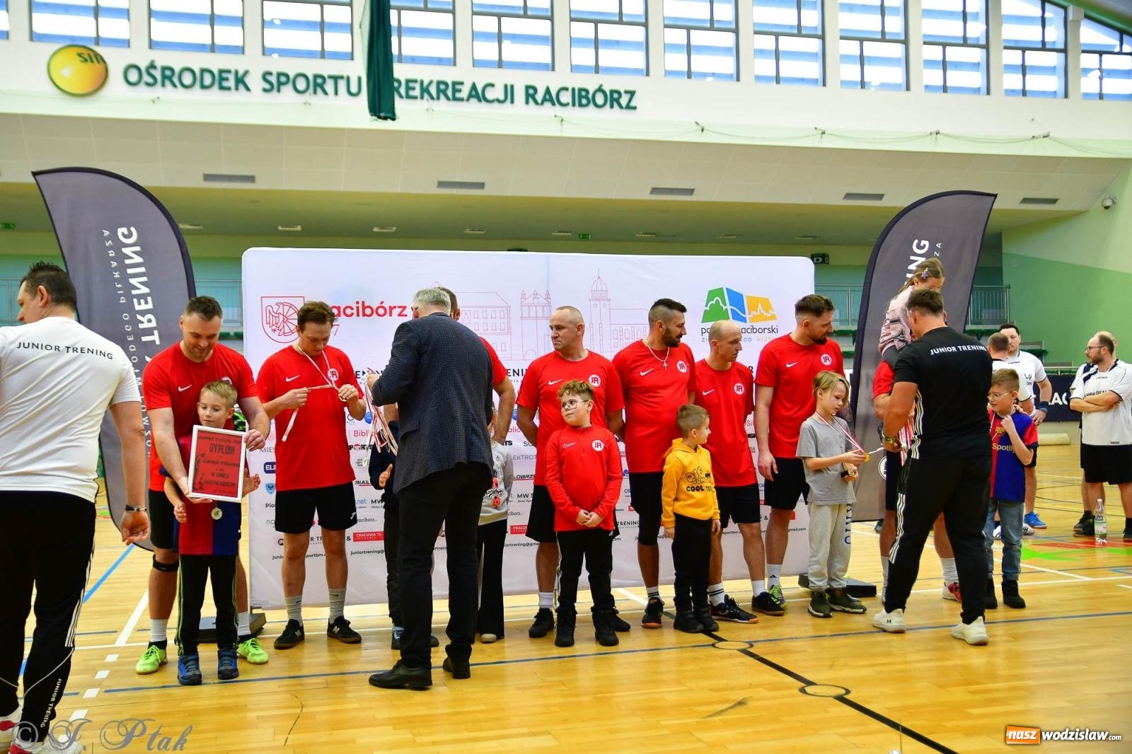 Zdjęcie w galerii na portalu naszwodzislaw.com: Rodzice młodych piłkarzy rywalizowali w hali OSiR Racibórz [FOTO] wiadomości z regionu