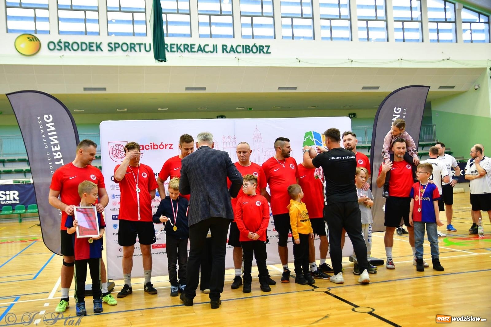 Zdjęcie w galerii na portalu naszwodzislaw.com: Rodzice młodych piłkarzy rywalizowali w hali OSiR Racibórz [FOTO] wiadomości z regionu