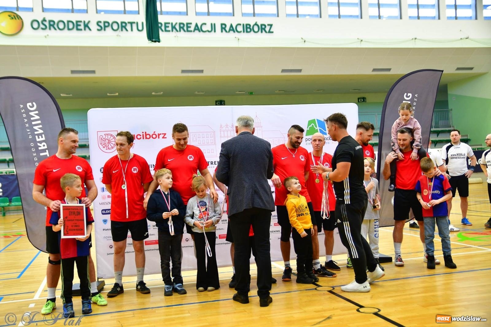 Zdjęcie w galerii na portalu naszwodzislaw.com: Rodzice młodych piłkarzy rywalizowali w hali OSiR Racibórz [FOTO] wiadomości z regionu