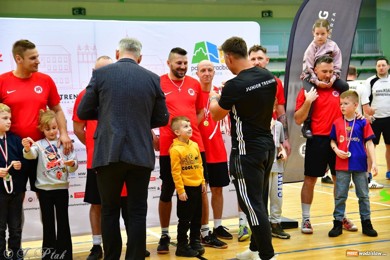 Zdjęcie w galerii na portalu naszwodzislaw.com: Rodzice młodych piłkarzy rywalizowali w hali OSiR Racibórz [FOTO] wiadomości z regionu