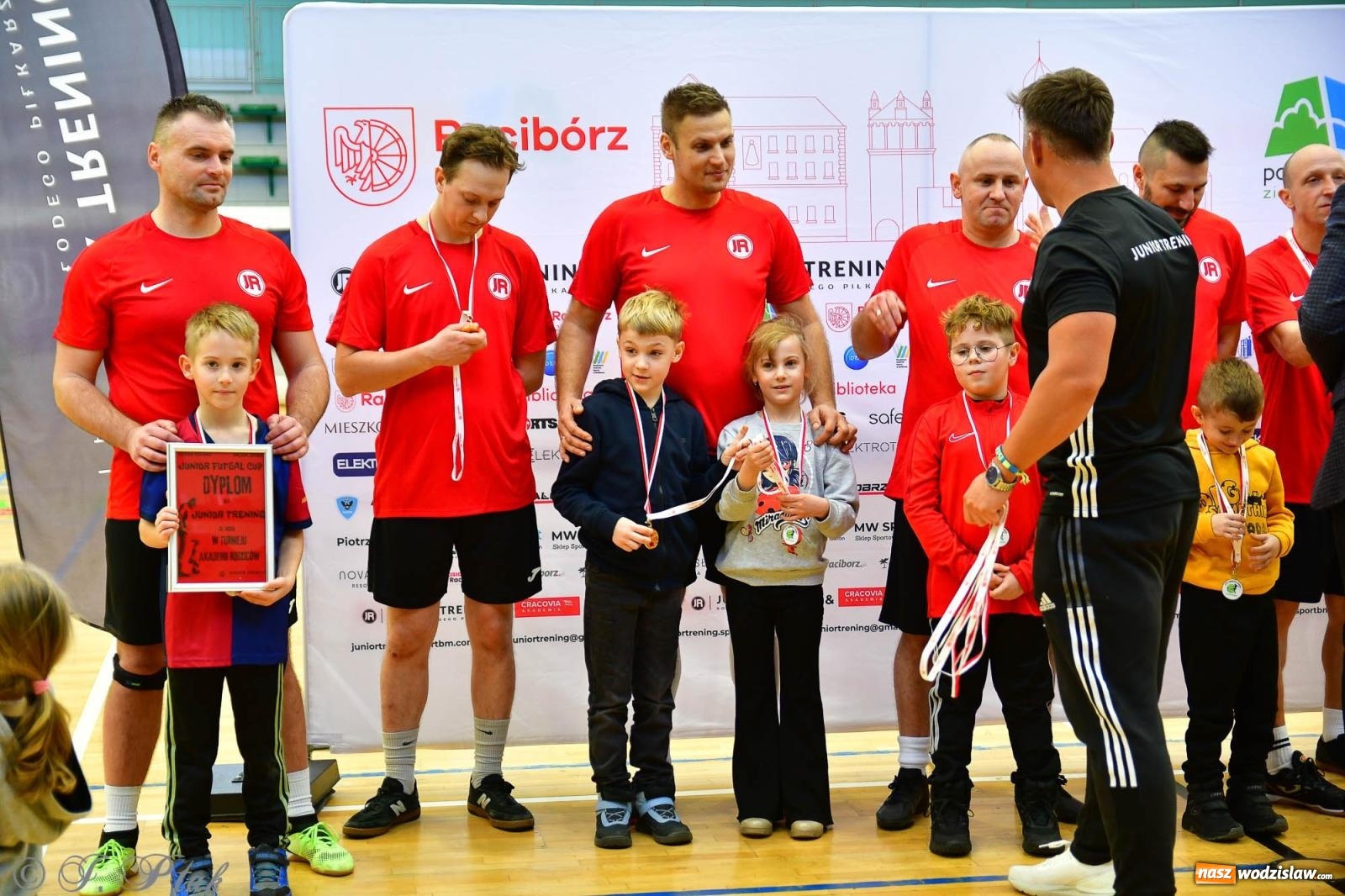 Zdjęcie w galerii na portalu naszwodzislaw.com: Rodzice młodych piłkarzy rywalizowali w hali OSiR Racibórz [FOTO] wiadomości z regionu
