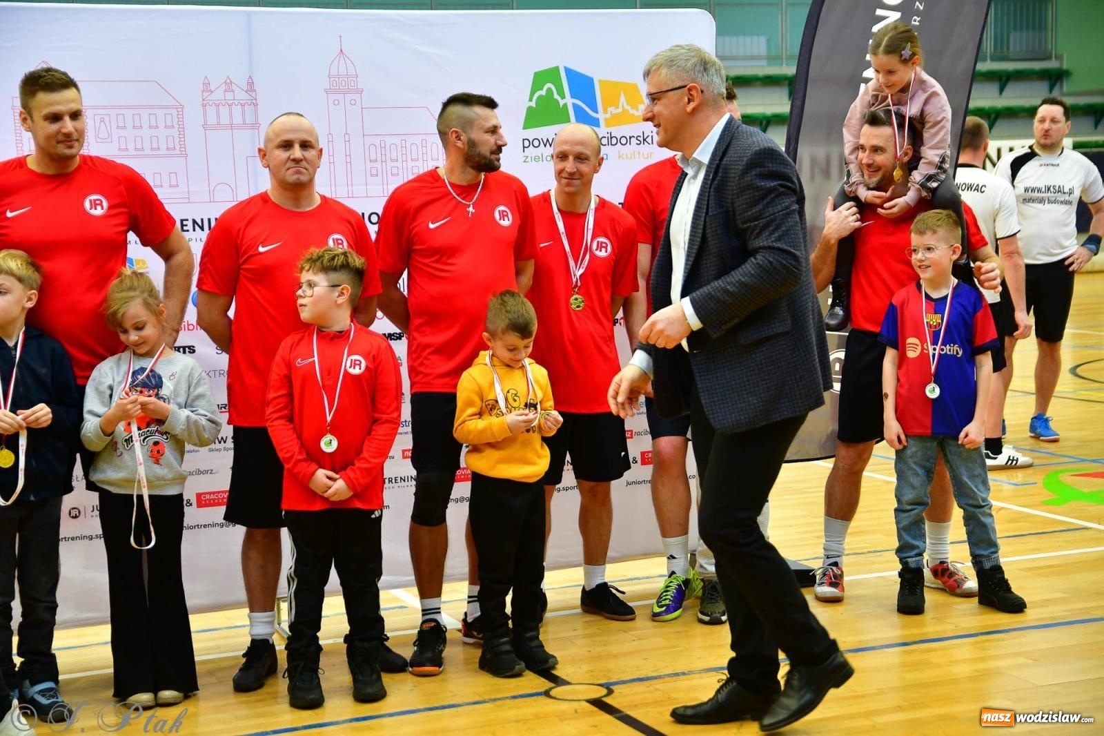 Zdjęcie w galerii na portalu naszwodzislaw.com: Rodzice młodych piłkarzy rywalizowali w hali OSiR Racibórz [FOTO] wiadomości z regionu