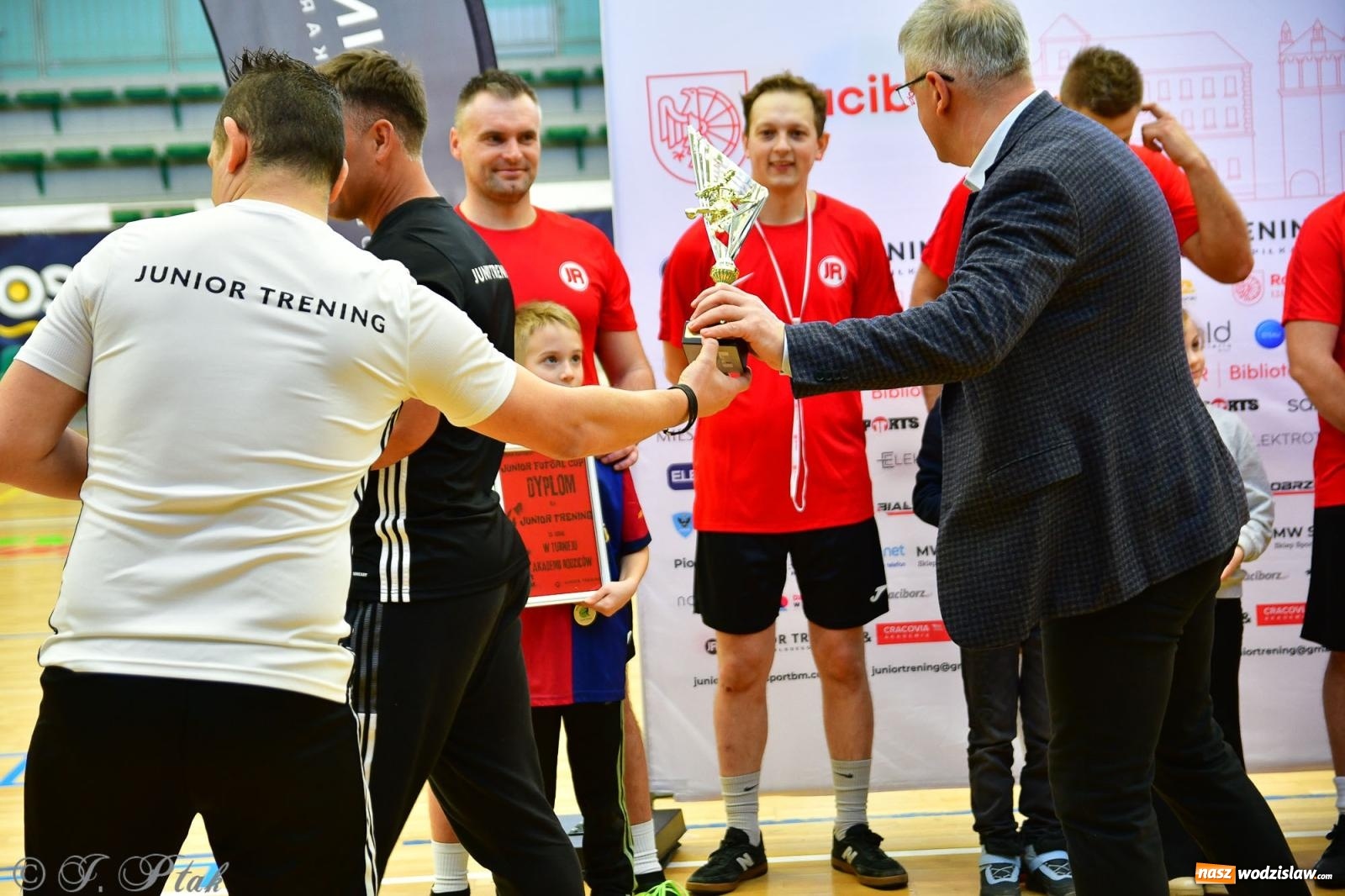 Zdjęcie w galerii na portalu naszwodzislaw.com: Rodzice młodych piłkarzy rywalizowali w hali OSiR Racibórz [FOTO] wiadomości z regionu