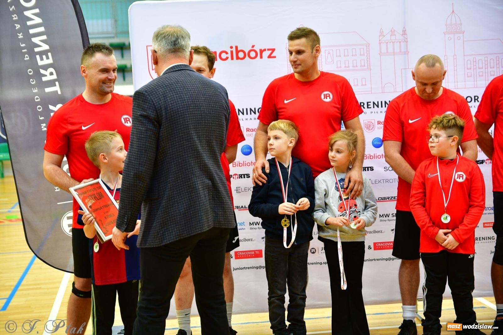 Zdjęcie w galerii na portalu naszwodzislaw.com: Rodzice młodych piłkarzy rywalizowali w hali OSiR Racibórz [FOTO] wiadomości z regionu