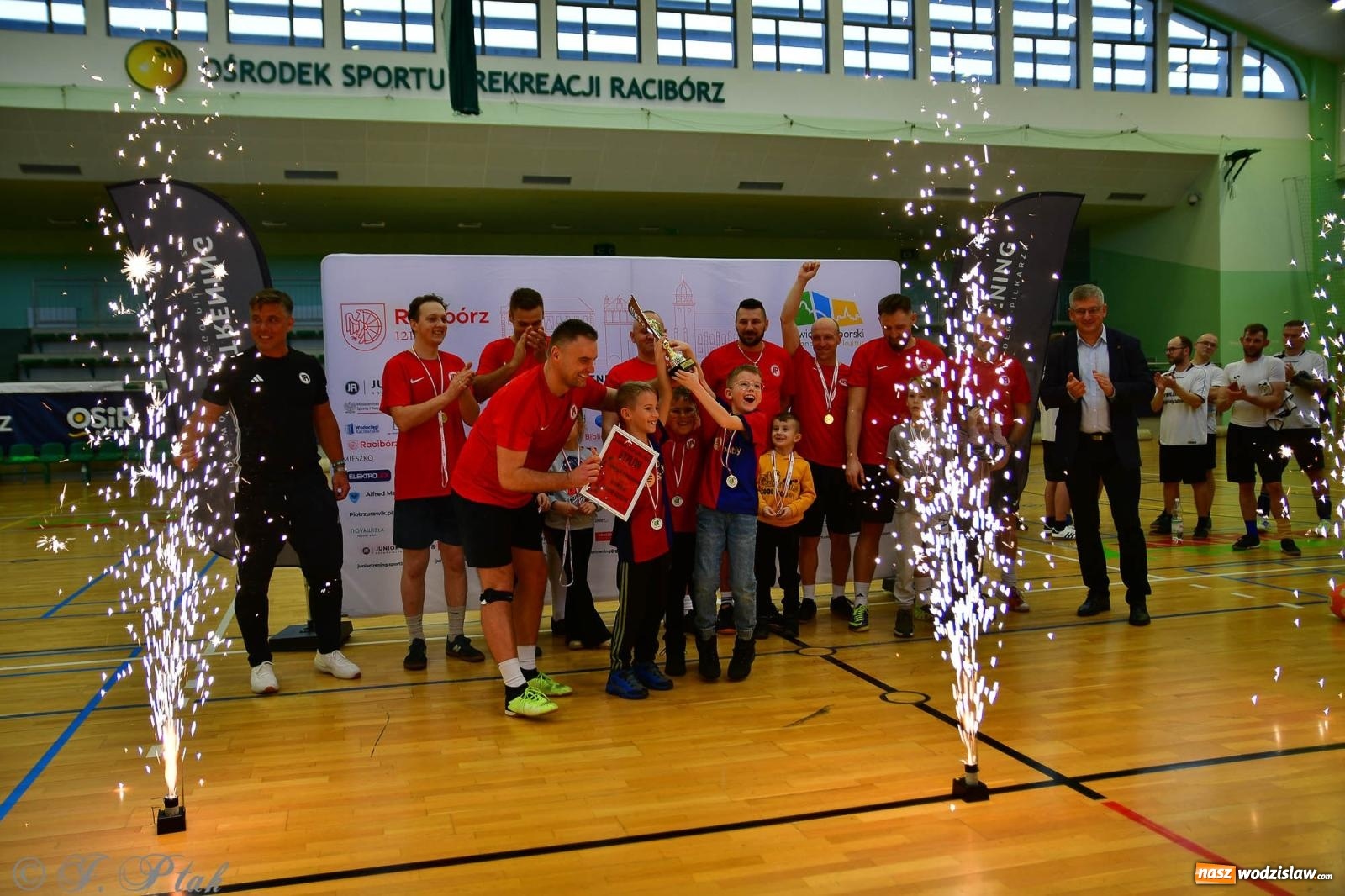 Zdjęcie w galerii na portalu naszwodzislaw.com: Rodzice młodych piłkarzy rywalizowali w hali OSiR Racibórz [FOTO] wiadomości z regionu