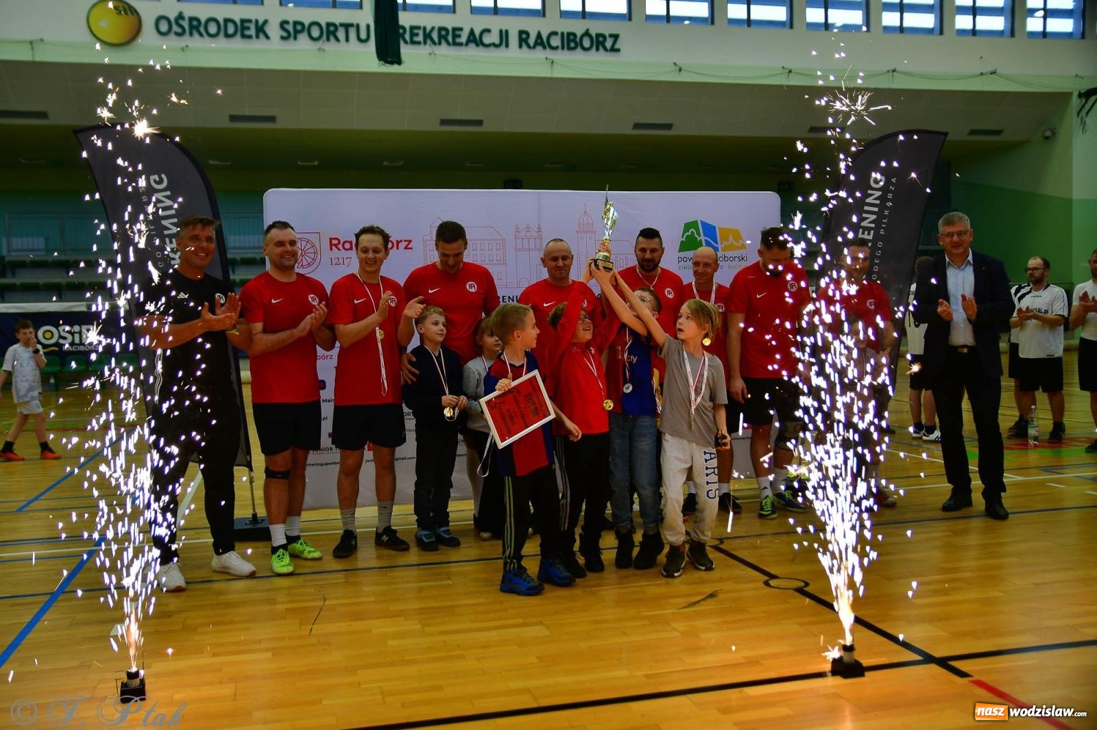Zdjęcie w galerii na portalu naszwodzislaw.com: Rodzice młodych piłkarzy rywalizowali w hali OSiR Racibórz [FOTO] wiadomości z regionu
