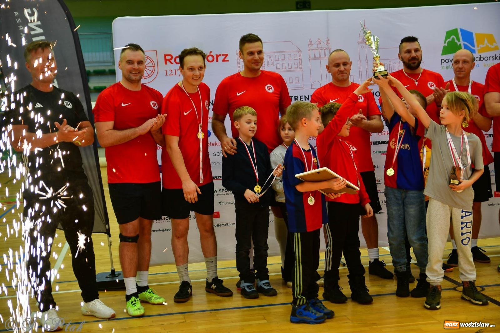 Zdjęcie w galerii na portalu naszwodzislaw.com: Rodzice młodych piłkarzy rywalizowali w hali OSiR Racibórz [FOTO] wiadomości z regionu