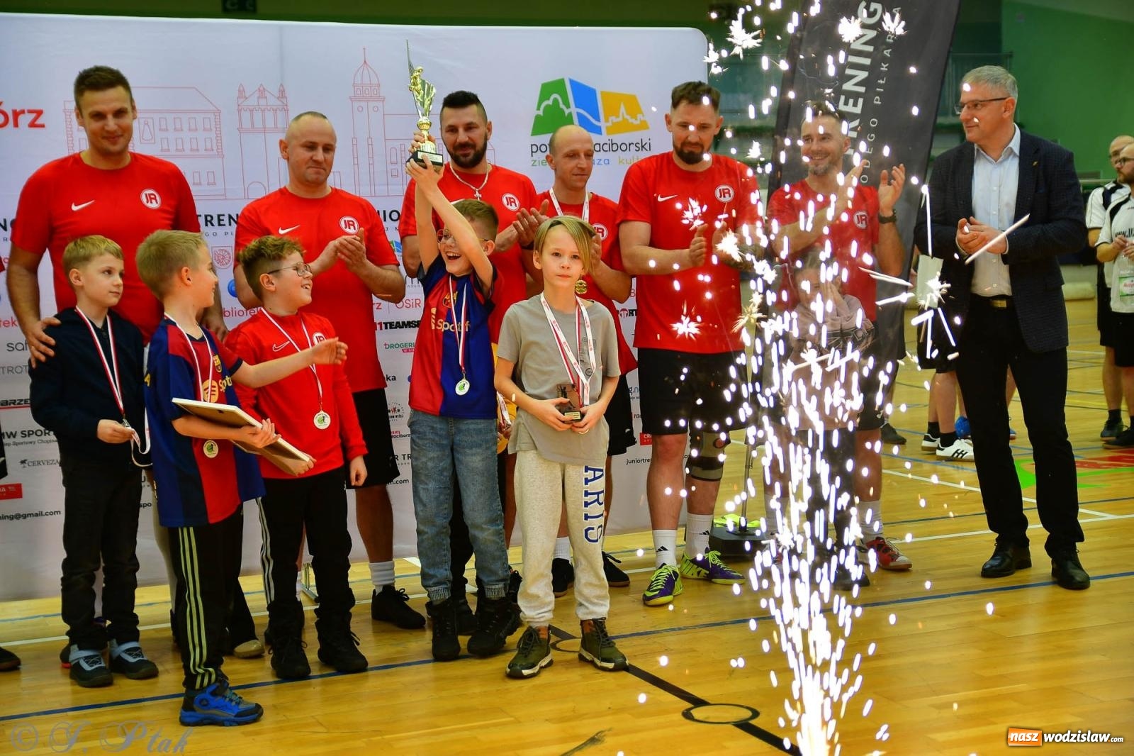 Zdjęcie w galerii na portalu naszwodzislaw.com: Rodzice młodych piłkarzy rywalizowali w hali OSiR Racibórz [FOTO] wiadomości z regionu