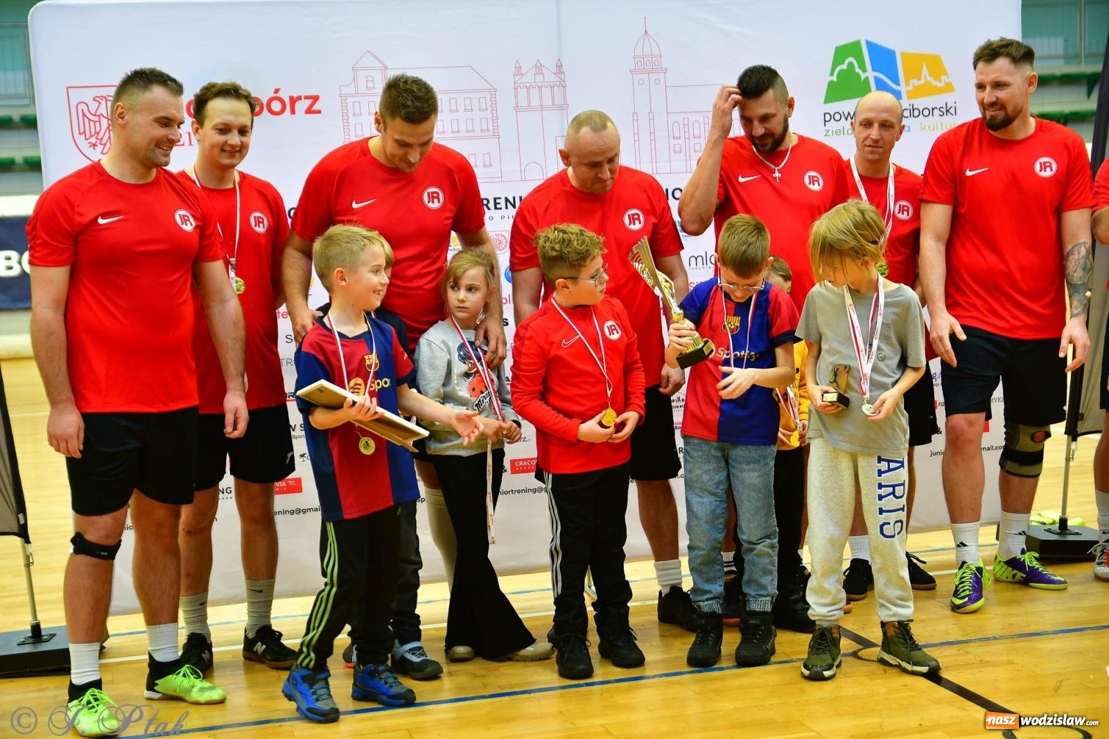 Zdjęcie w galerii na portalu naszwodzislaw.com: Rodzice młodych piłkarzy rywalizowali w hali OSiR Racibórz [FOTO] wiadomości z regionu
