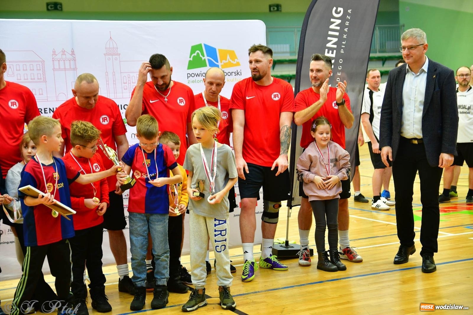 Zdjęcie w galerii na portalu naszwodzislaw.com: Rodzice młodych piłkarzy rywalizowali w hali OSiR Racibórz [FOTO] wiadomości z regionu