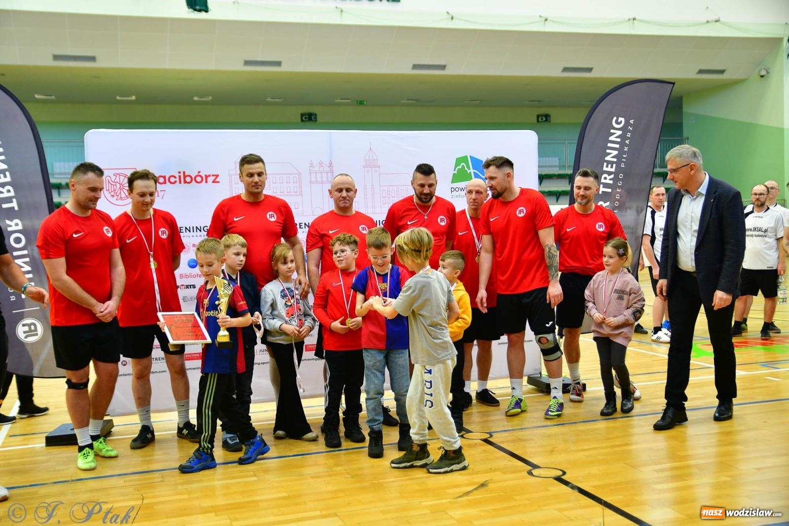 Zdjęcie w galerii na portalu naszwodzislaw.com: Rodzice młodych piłkarzy rywalizowali w hali OSiR Racibórz [FOTO] wiadomości z regionu