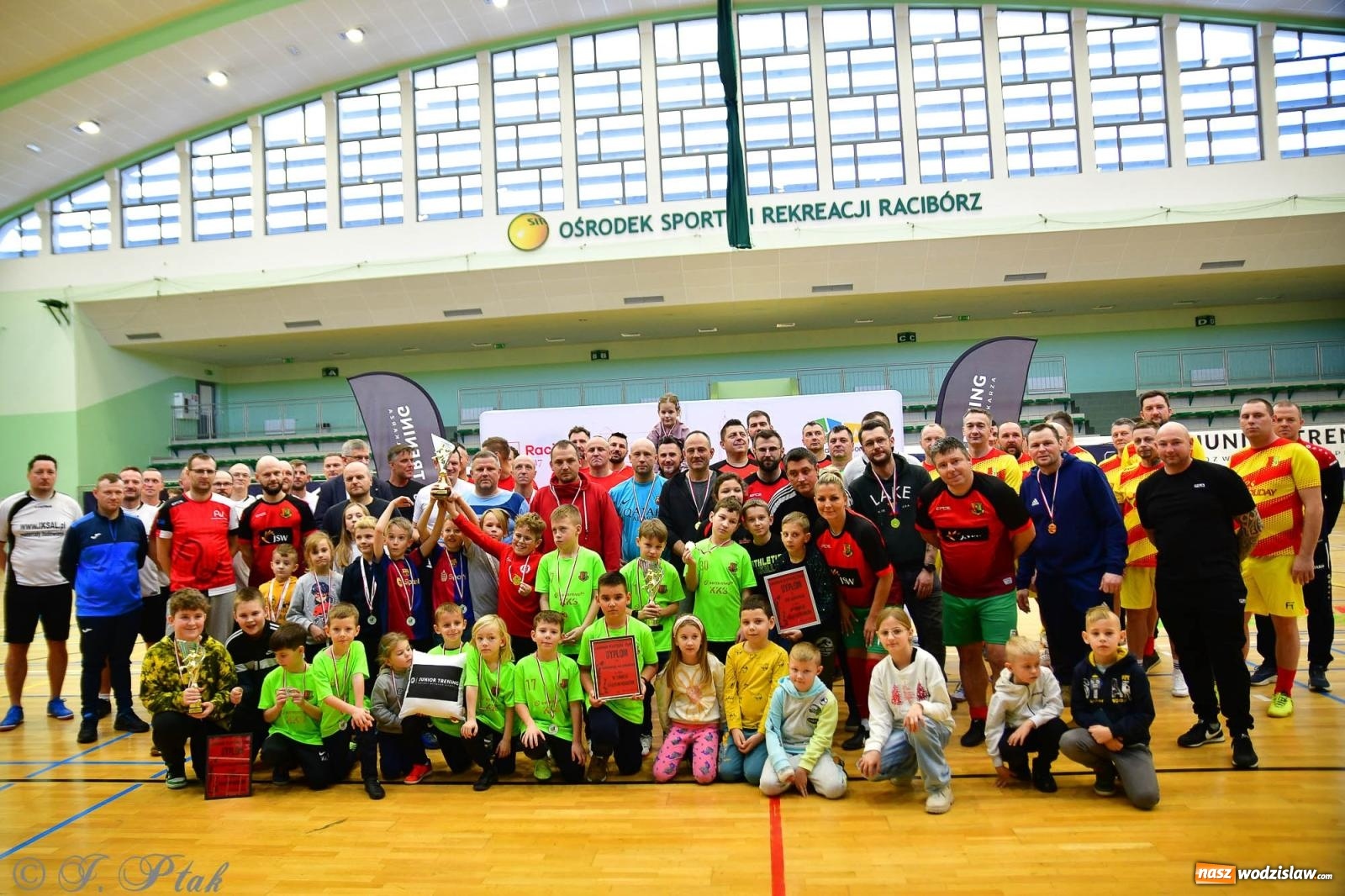 Zdjęcie w galerii na portalu naszwodzislaw.com: Rodzice młodych piłkarzy rywalizowali w hali OSiR Racibórz [FOTO] wiadomości z regionu