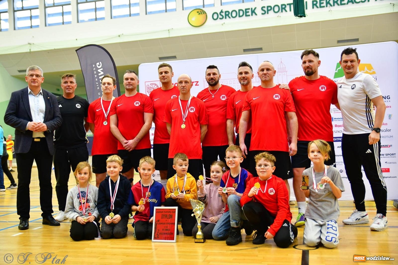 Zdjęcie w galerii na portalu naszwodzislaw.com: Rodzice młodych piłkarzy rywalizowali w hali OSiR Racibórz [FOTO] wiadomości z regionu