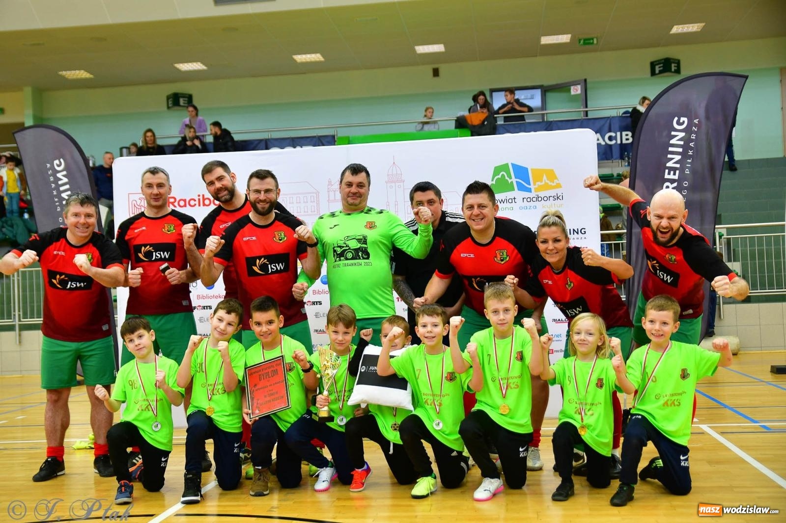 Zdjęcie w galerii na portalu naszwodzislaw.com: Rodzice młodych piłkarzy rywalizowali w hali OSiR Racibórz [FOTO] wiadomości z regionu