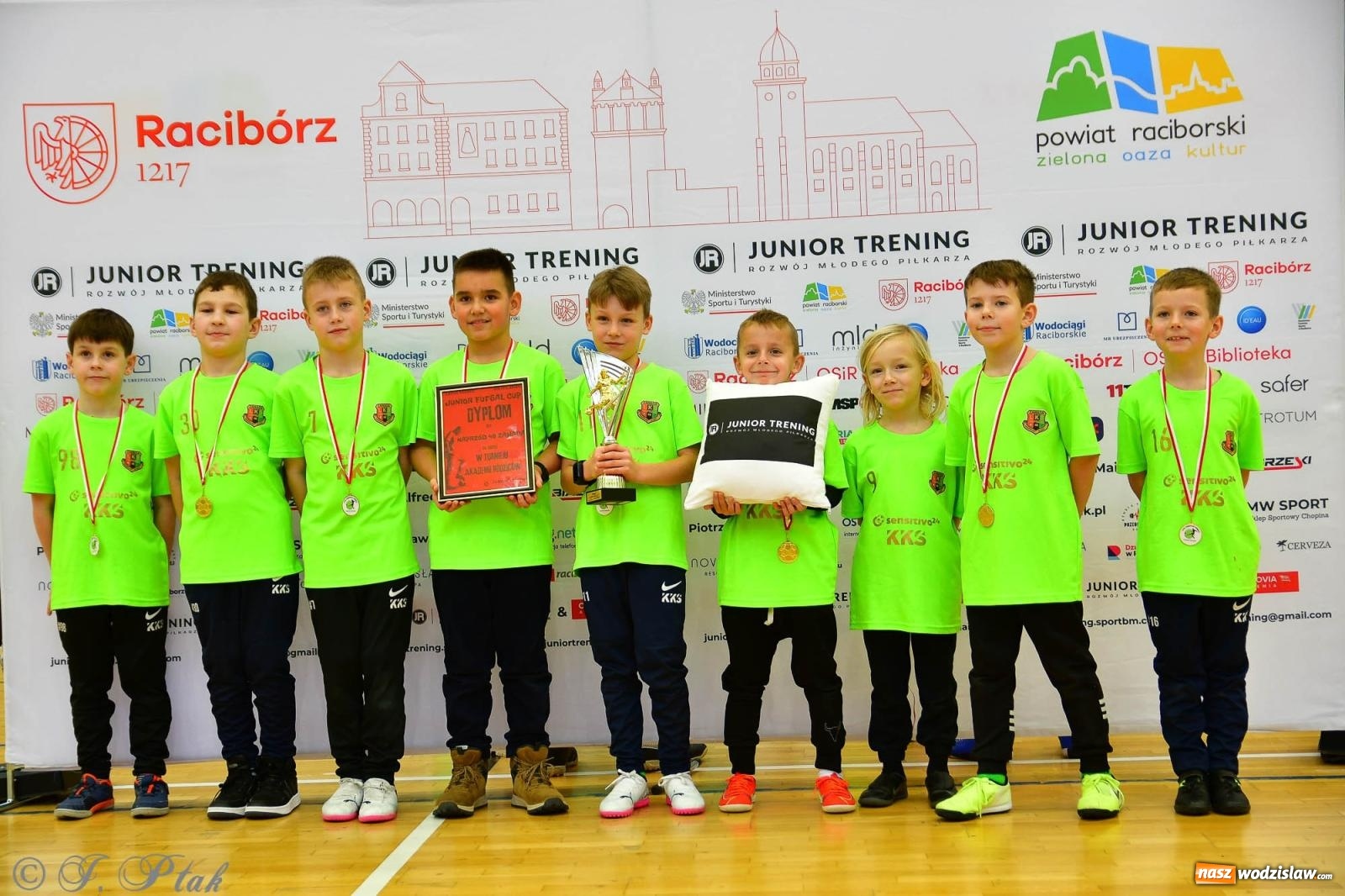 Zdjęcie w galerii na portalu naszwodzislaw.com: Rodzice młodych piłkarzy rywalizowali w hali OSiR Racibórz [FOTO] wiadomości z regionu