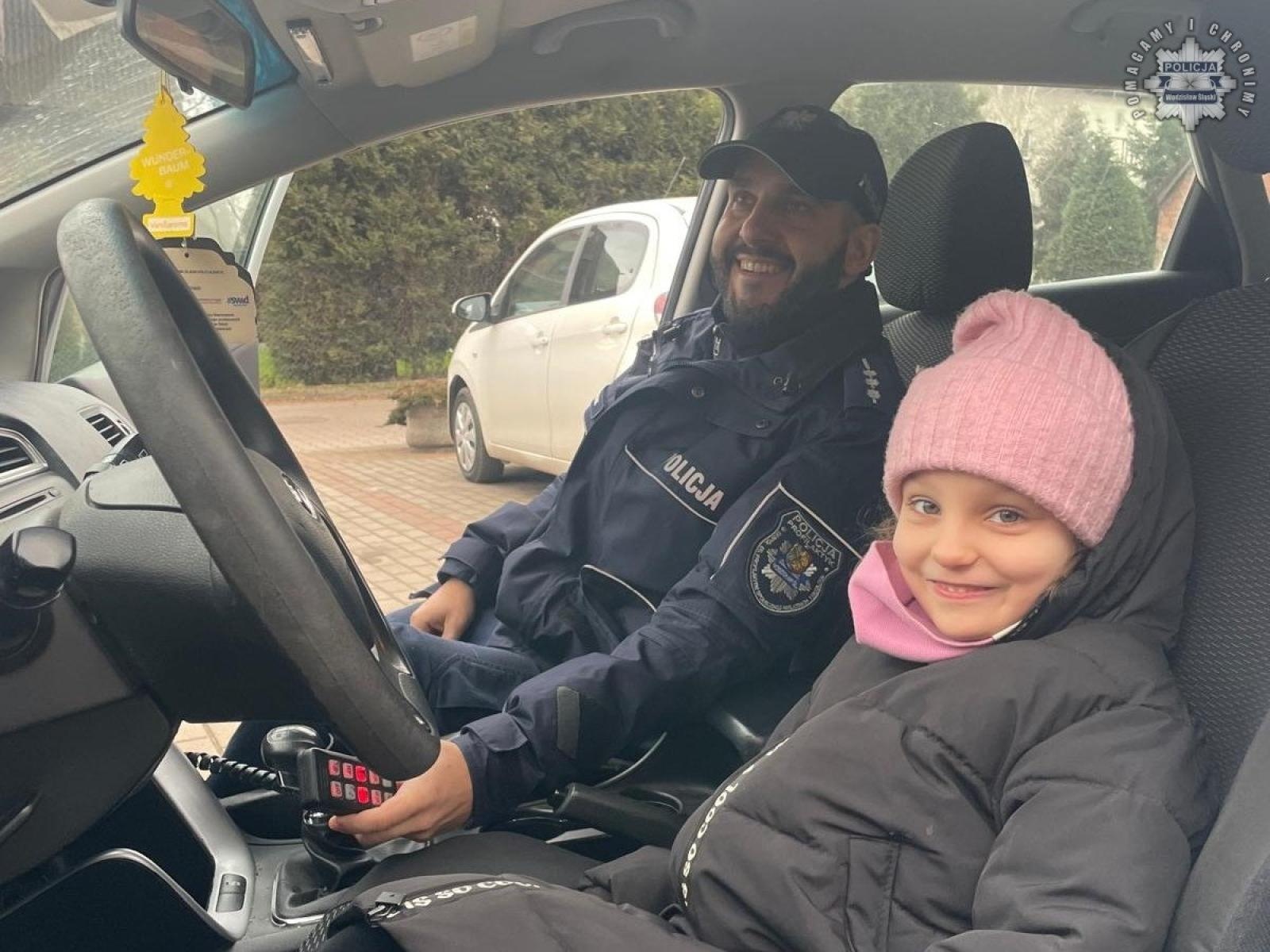 Zdjęcie w galerii na portalu naszwodzislaw.com: Wodzisławska komenda i przedszkole z Radlina wsparły akcję Paka dla psiaka wiadomości z regionu