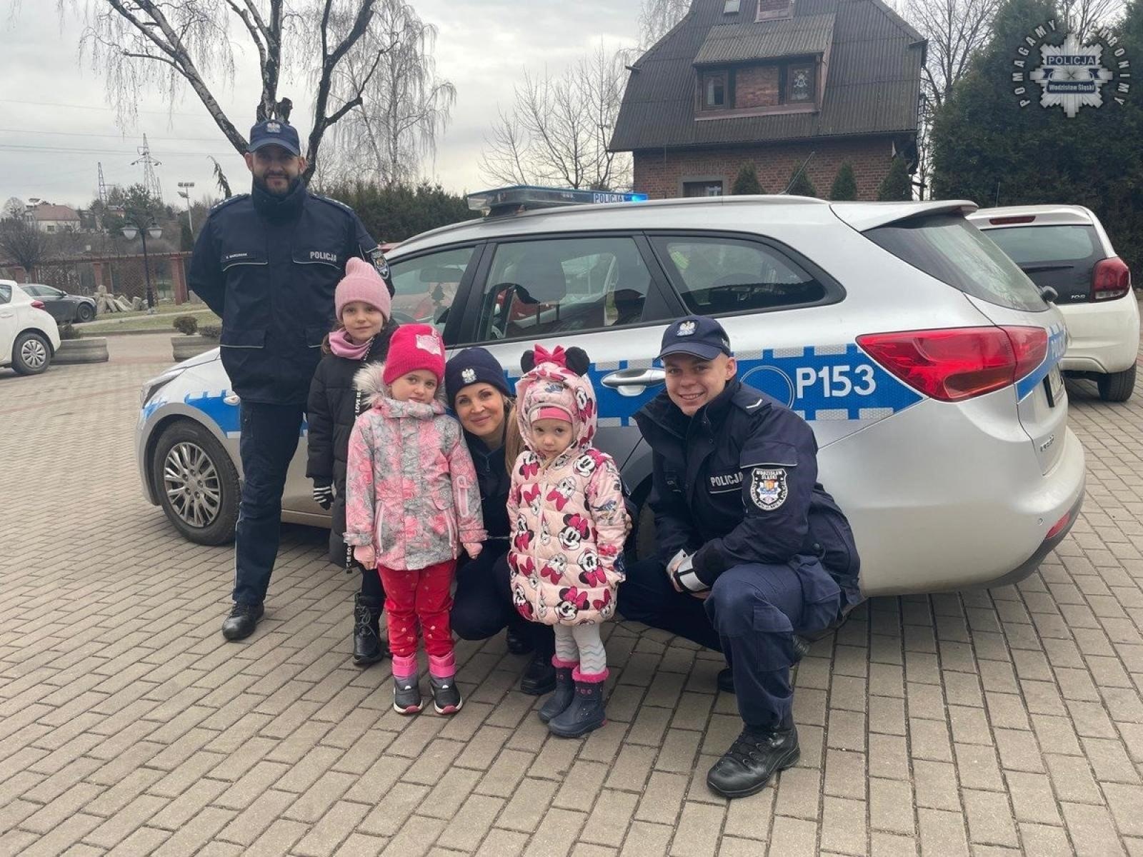 Zdjęcie w galerii na portalu naszwodzislaw.com: Wodzisławska komenda i przedszkole z Radlina wsparły akcję Paka dla psiaka wiadomości z regionu