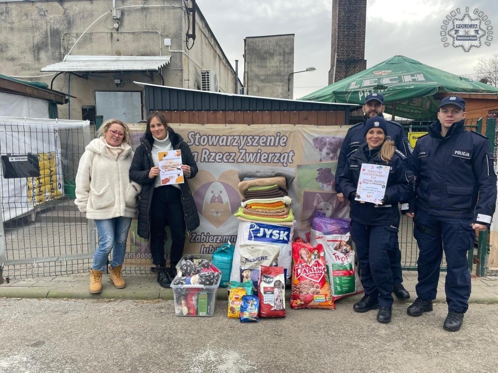 Zdjęcie w galerii na portalu naszwodzislaw.com: Wodzisławska komenda i przedszkole z Radlina wsparły akcję Paka dla psiaka wiadomości z regionu