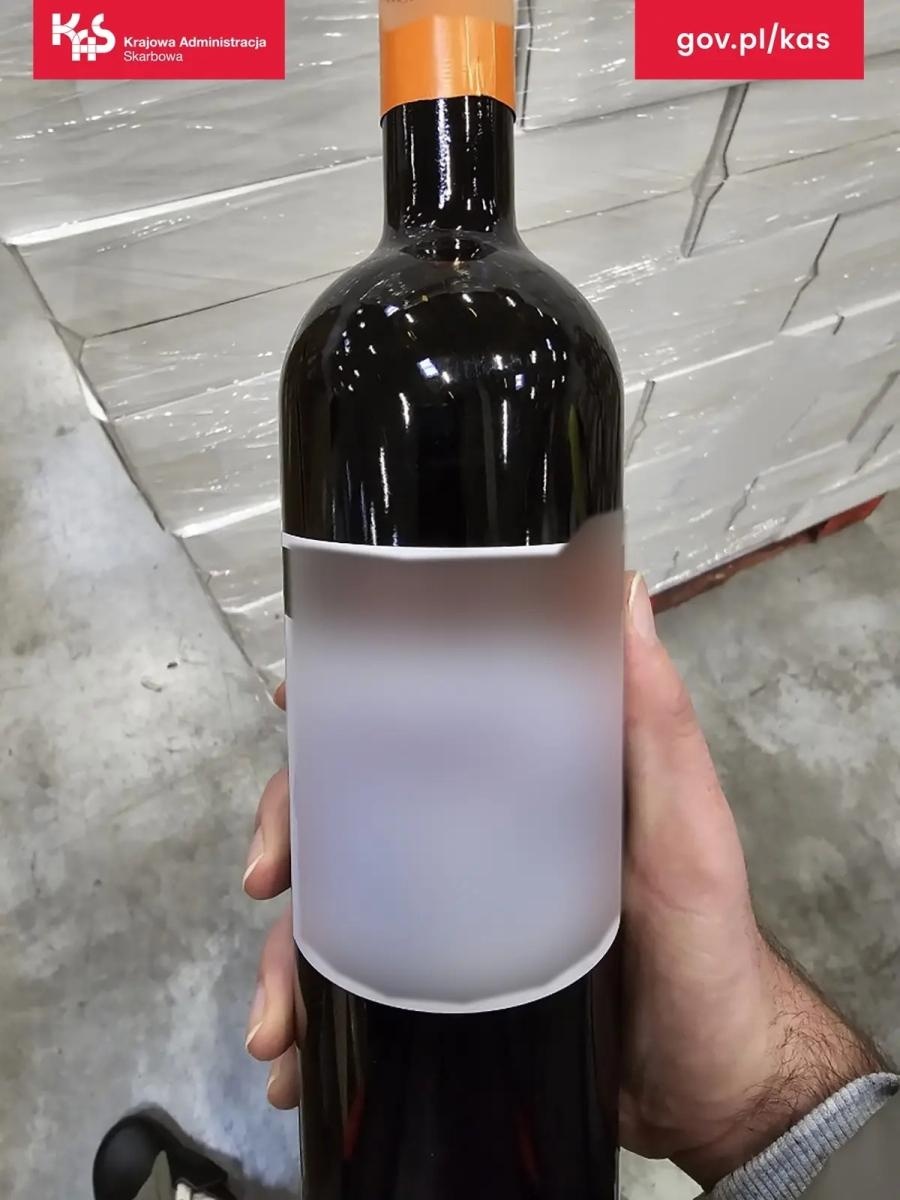 Zdjęcie w galerii na portalu naszwodzislaw.com: Wyskokowy ładunek w magazynie na Górnym Śląsku. KAS przejęła 5 tys. butelek wina wiadomości z regionu