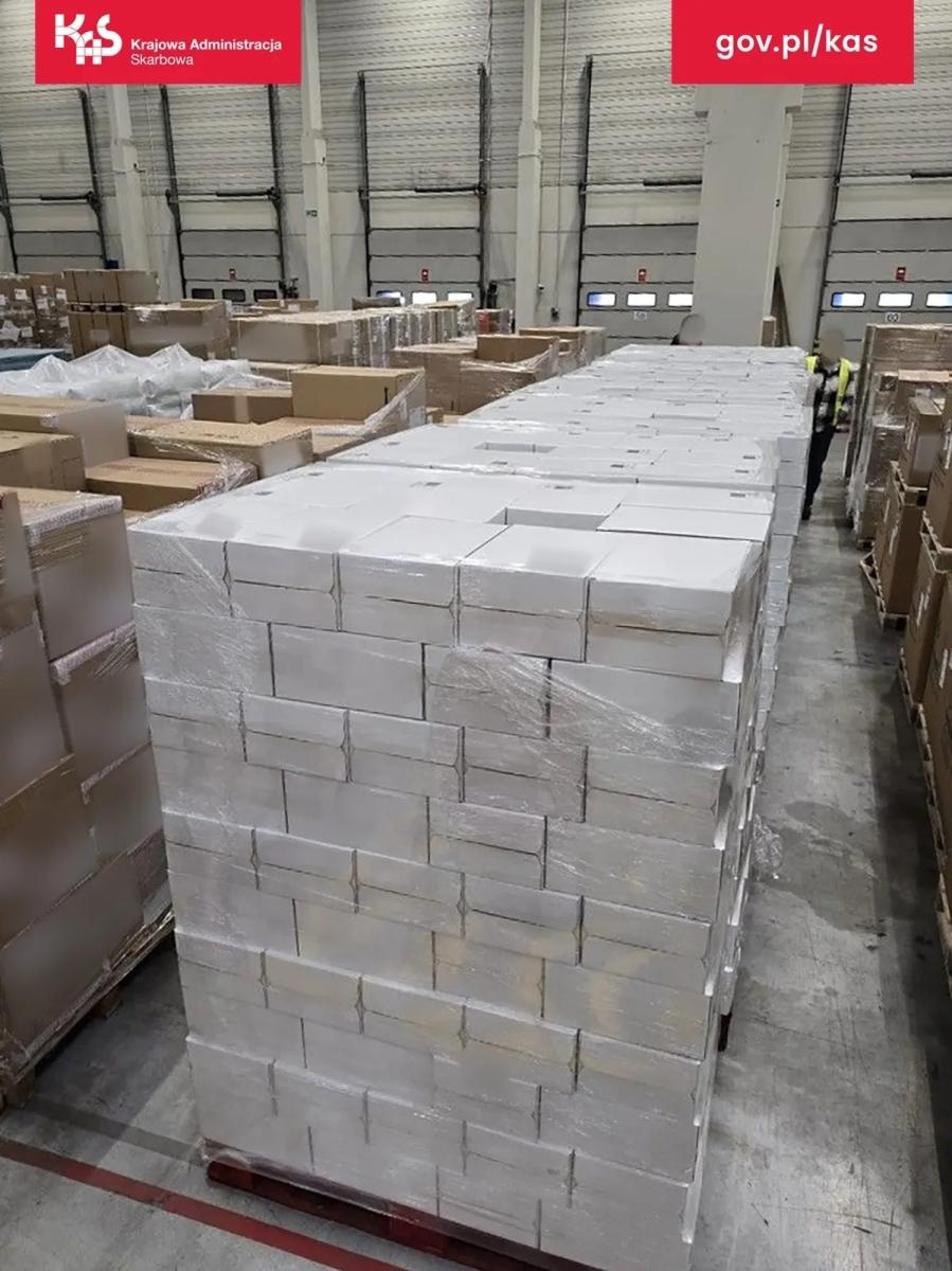 Zdjęcie w galerii na portalu naszwodzislaw.com: Wyskokowy ładunek w magazynie na Górnym Śląsku. KAS przejęła 5 tys. butelek wina wiadomości z regionu