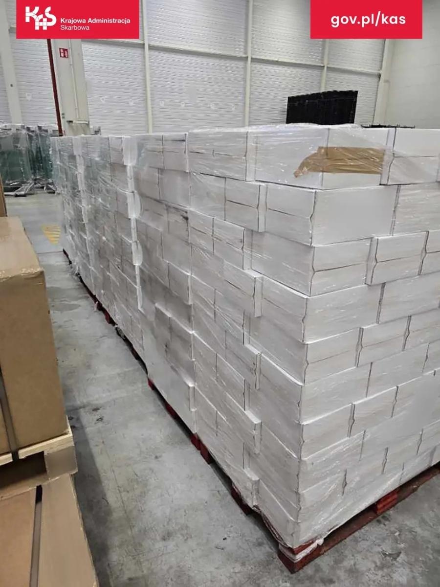 Zdjęcie w galerii na portalu naszwodzislaw.com: Wyskokowy ładunek w magazynie na Górnym Śląsku. KAS przejęła 5 tys. butelek wina wiadomości z regionu
