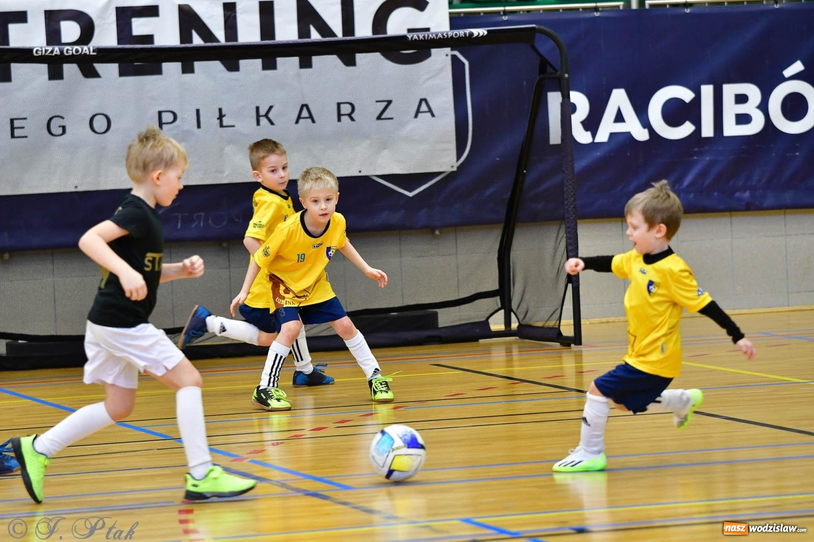 Zdjęcie w galerii na portalu naszwodzislaw.com: Junior Futsal Cup. Zmagania skrzatów z regionu w Raciborzu [FOTO] wiadomości z regionu