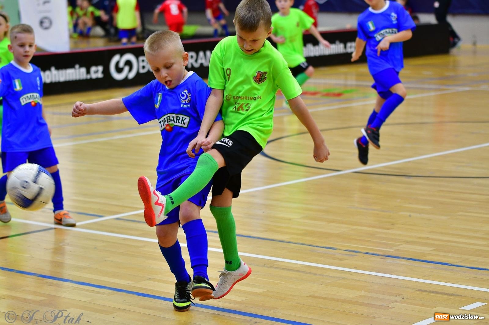 Zdjęcie w galerii na portalu naszwodzislaw.com: Junior Futsal Cup. Zmagania skrzatów z regionu w Raciborzu [FOTO] wiadomości z regionu