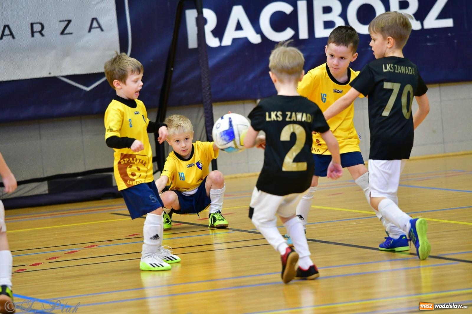 Zdjęcie w galerii na portalu naszwodzislaw.com: Junior Futsal Cup. Zmagania skrzatów z regionu w Raciborzu [FOTO] wiadomości z regionu