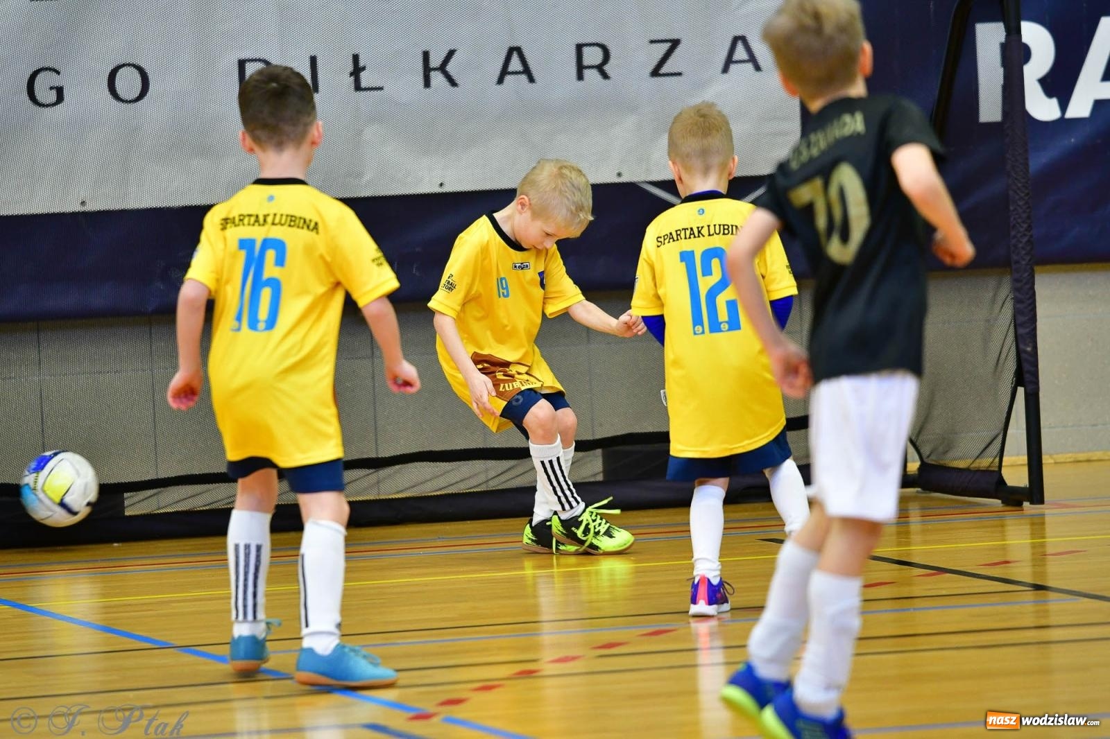 Zdjęcie w galerii na portalu naszwodzislaw.com: Junior Futsal Cup. Zmagania skrzatów z regionu w Raciborzu [FOTO] wiadomości z regionu