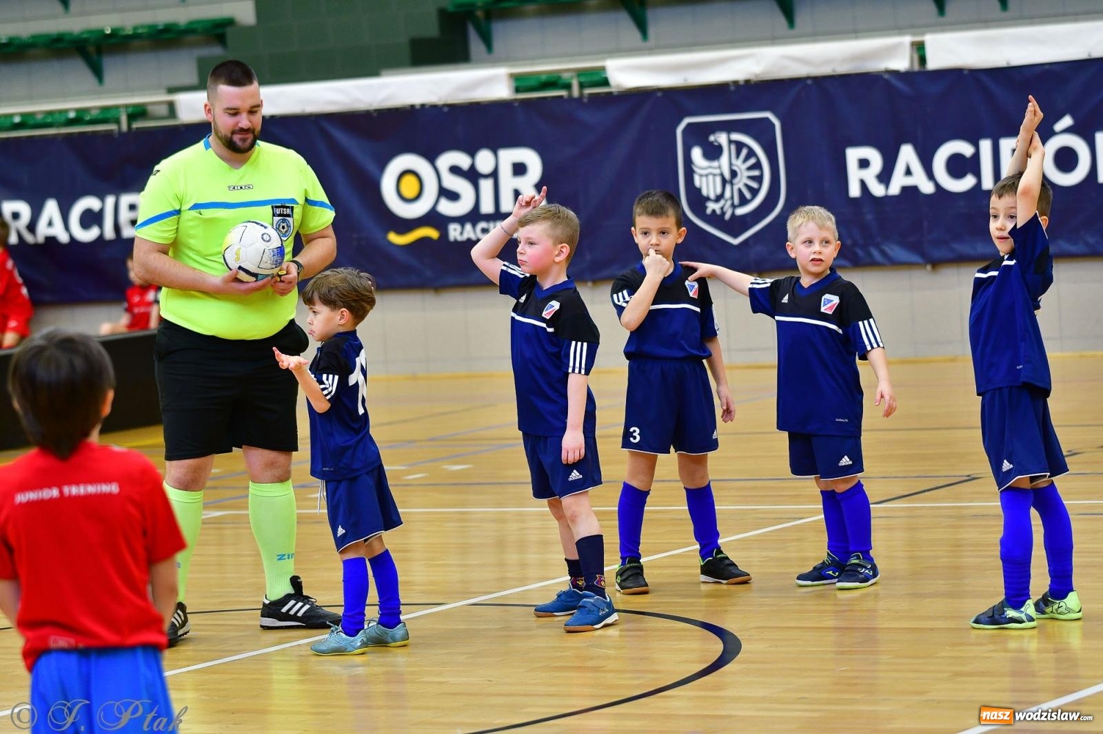 Zdjęcie w galerii na portalu naszwodzislaw.com: Junior Futsal Cup. Zmagania skrzatów z regionu w Raciborzu [FOTO] wiadomości z regionu