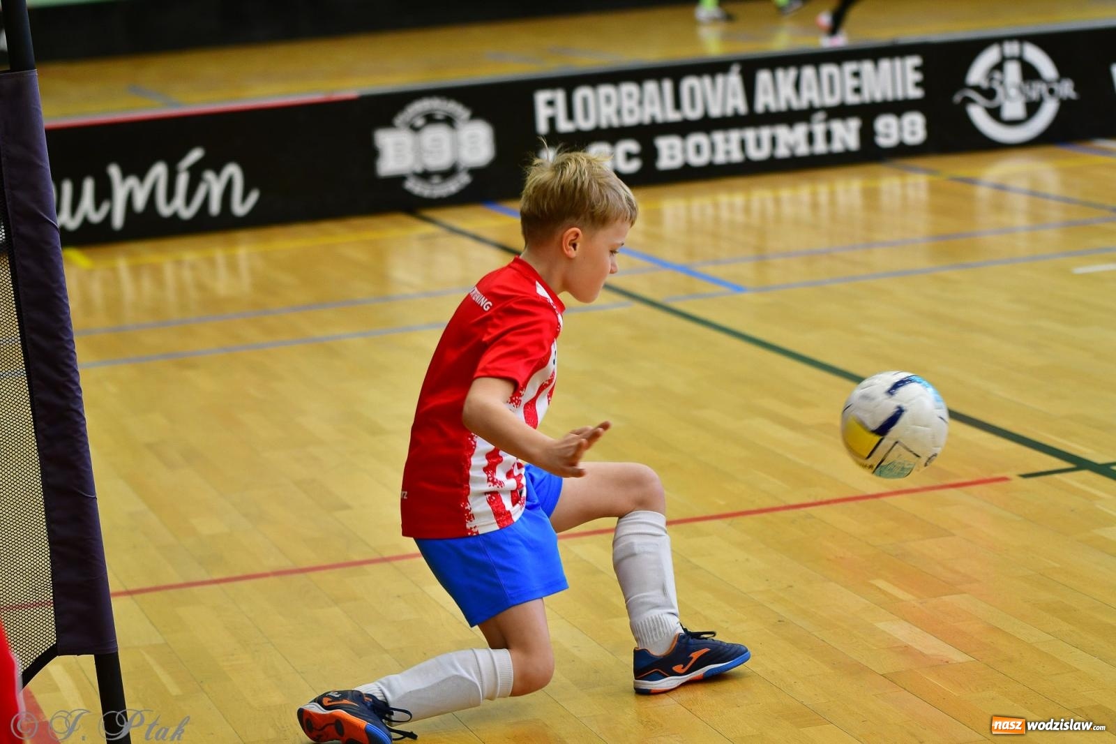 Zdjęcie w galerii na portalu naszwodzislaw.com: Junior Futsal Cup. Zmagania skrzatów z regionu w Raciborzu [FOTO] wiadomości z regionu