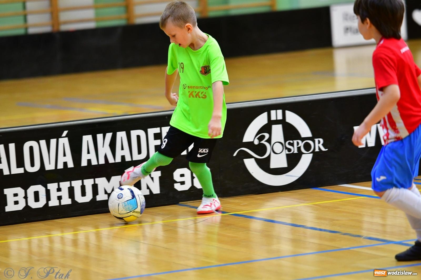 Zdjęcie w galerii na portalu naszwodzislaw.com: Junior Futsal Cup. Zmagania skrzatów z regionu w Raciborzu [FOTO] wiadomości z regionu