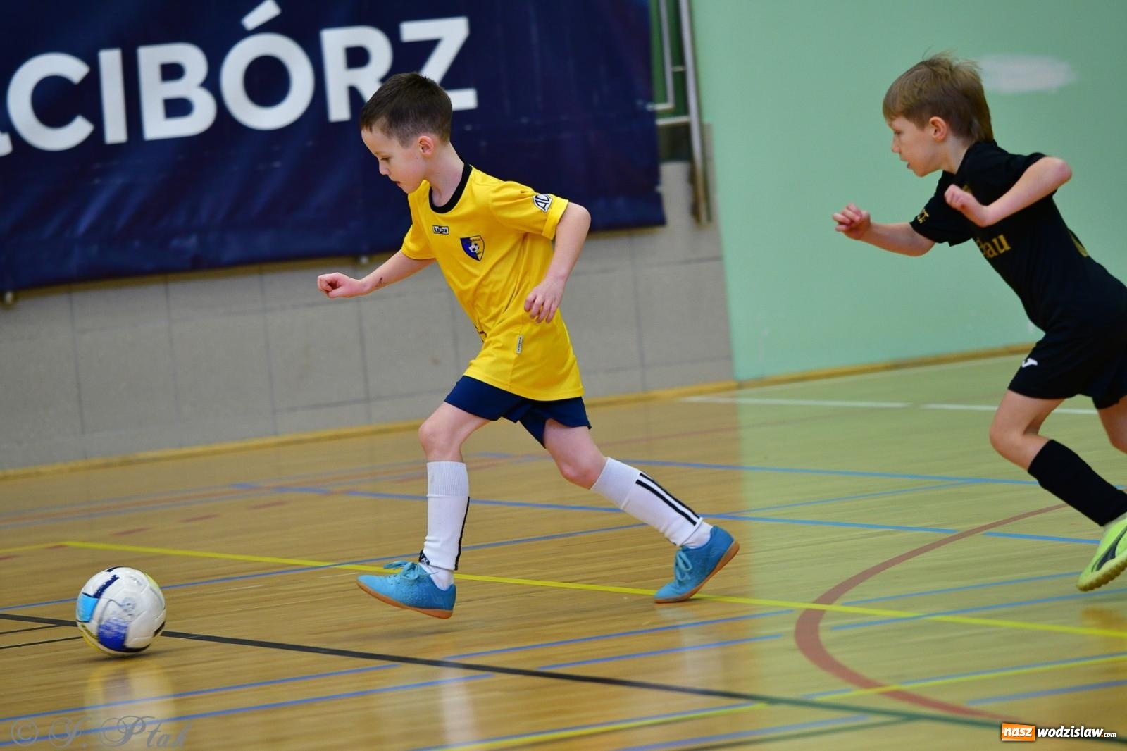 Zdjęcie w galerii na portalu naszwodzislaw.com: Junior Futsal Cup. Zmagania skrzatów z regionu w Raciborzu [FOTO] wiadomości z regionu