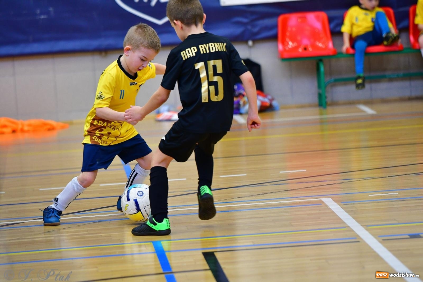 Zdjęcie w galerii na portalu naszwodzislaw.com: Junior Futsal Cup. Zmagania skrzatów z regionu w Raciborzu [FOTO] wiadomości z regionu