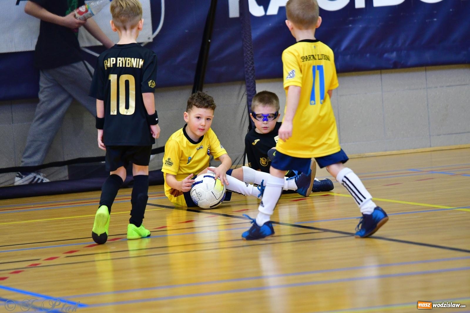 Zdjęcie w galerii na portalu naszwodzislaw.com: Junior Futsal Cup. Zmagania skrzatów z regionu w Raciborzu [FOTO] wiadomości z regionu