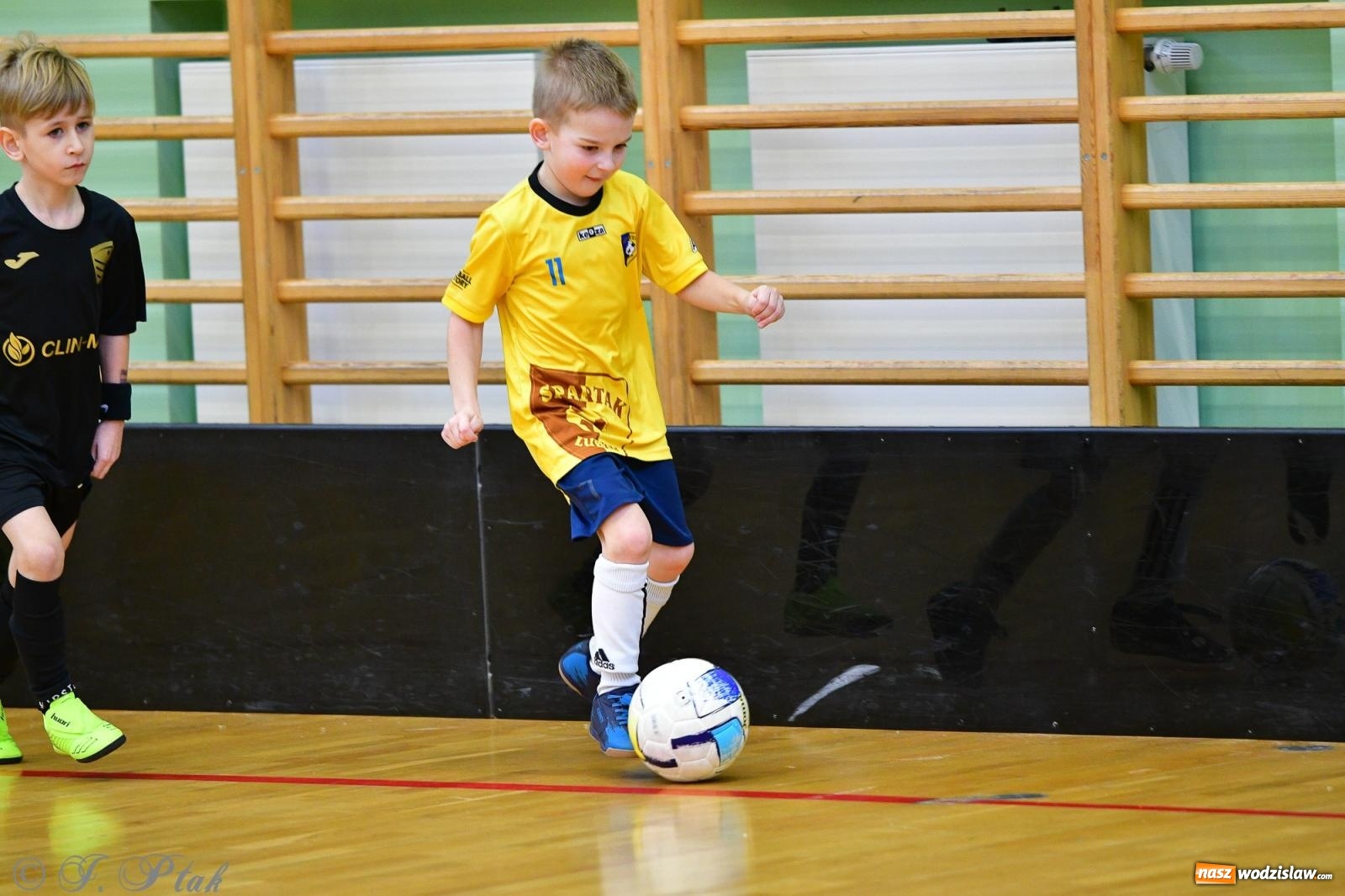Zdjęcie w galerii na portalu naszwodzislaw.com: Junior Futsal Cup. Zmagania skrzatów z regionu w Raciborzu [FOTO] wiadomości z regionu