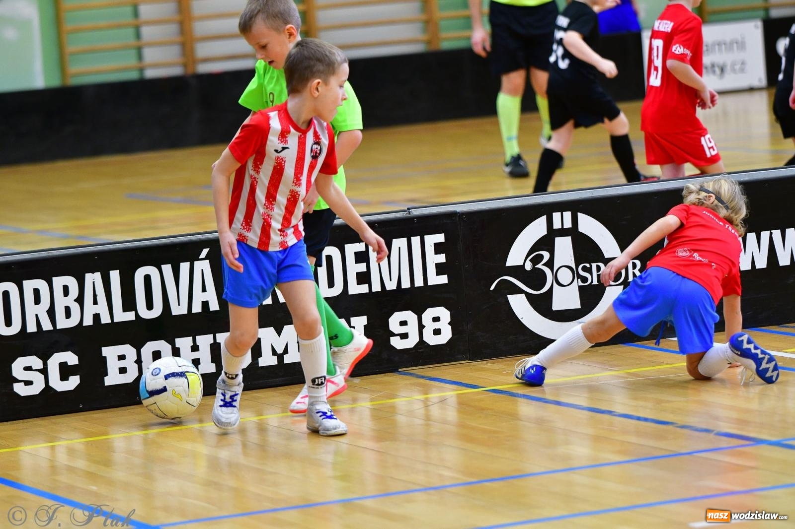 Zdjęcie w galerii na portalu naszwodzislaw.com: Junior Futsal Cup. Zmagania skrzatów z regionu w Raciborzu [FOTO] wiadomości z regionu