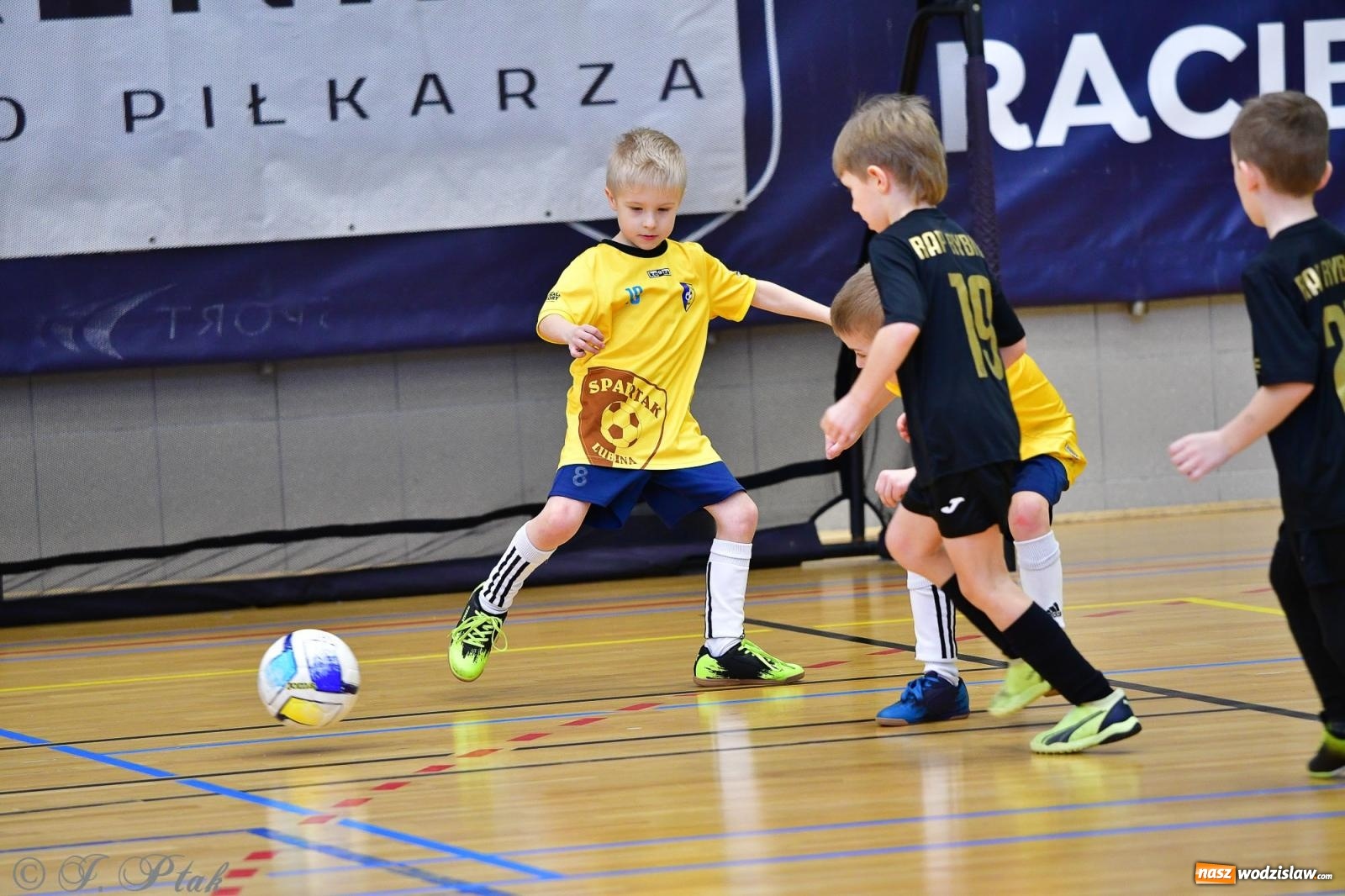 Zdjęcie w galerii na portalu naszwodzislaw.com: Junior Futsal Cup. Zmagania skrzatów z regionu w Raciborzu [FOTO] wiadomości z regionu