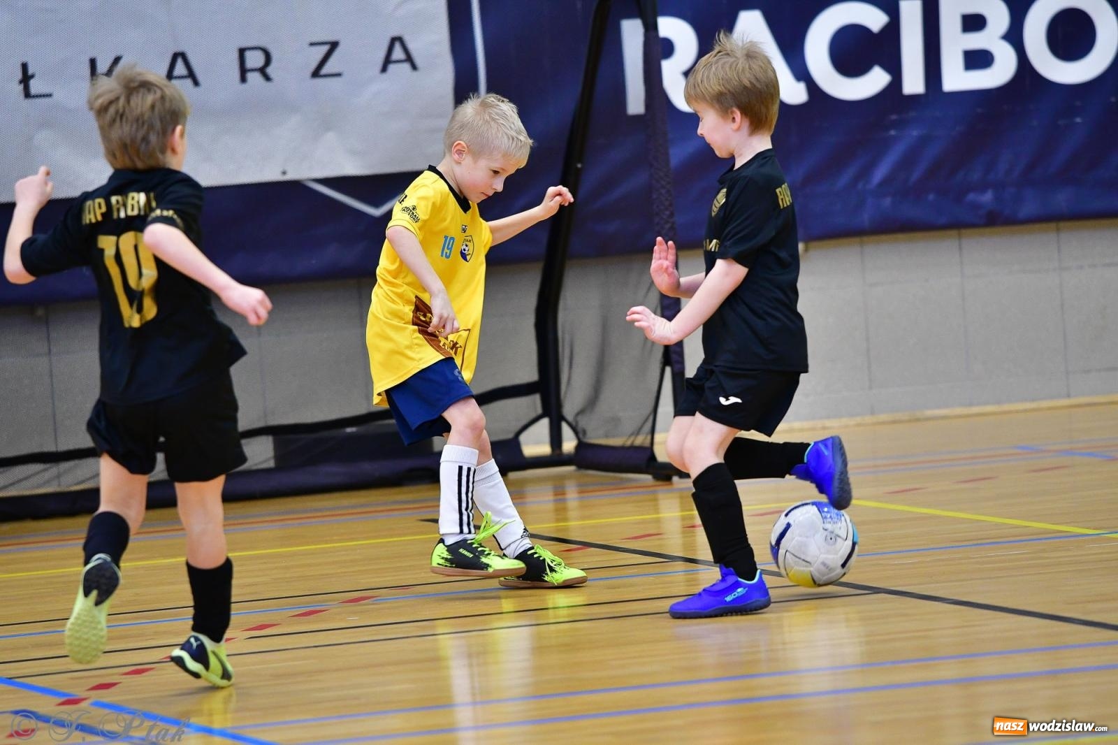 Zdjęcie w galerii na portalu naszwodzislaw.com: Junior Futsal Cup. Zmagania skrzatów z regionu w Raciborzu [FOTO] wiadomości z regionu