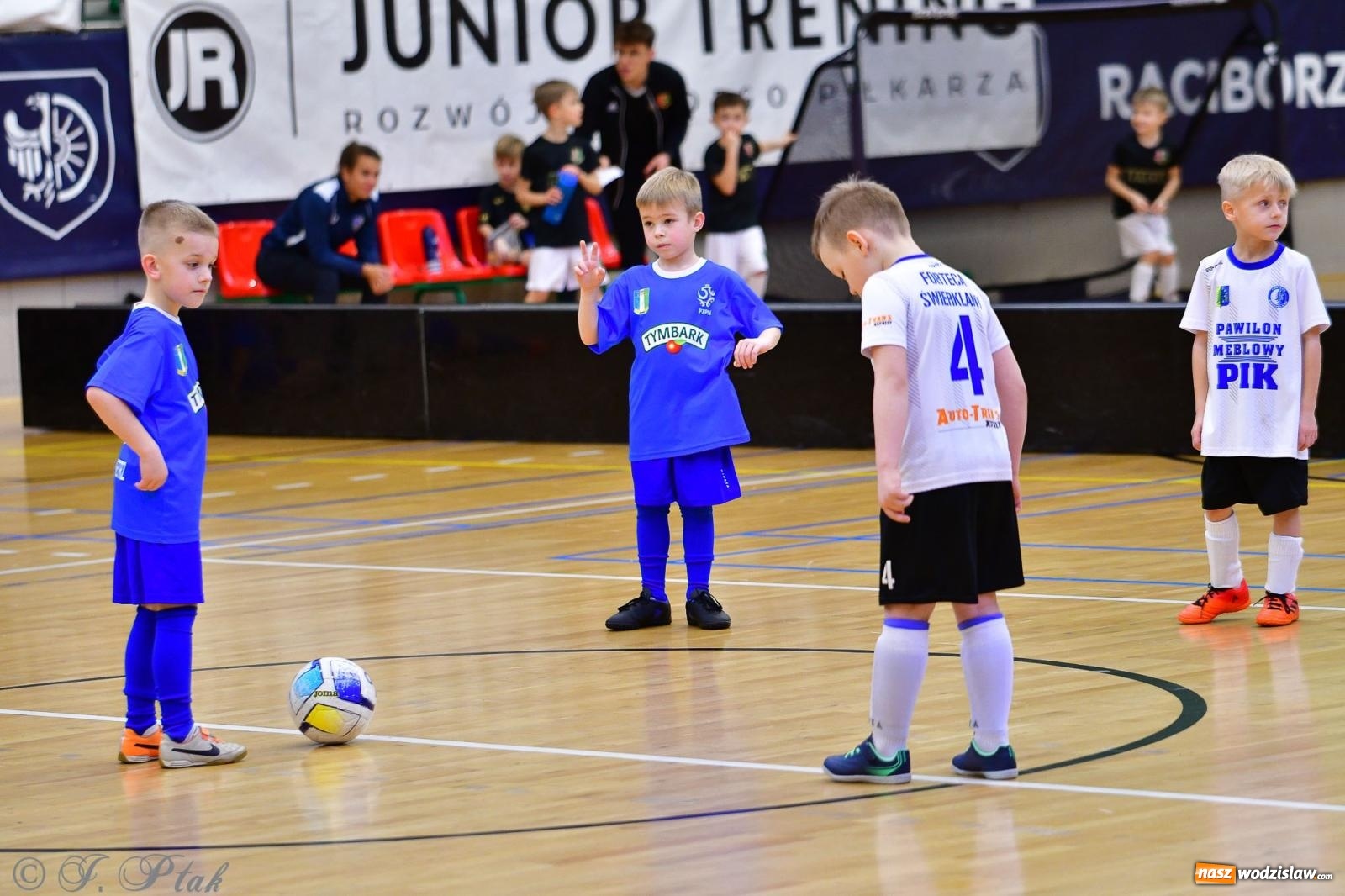 Zdjęcie w galerii na portalu naszwodzislaw.com: Junior Futsal Cup. Zmagania skrzatów z regionu w Raciborzu [FOTO] wiadomości z regionu