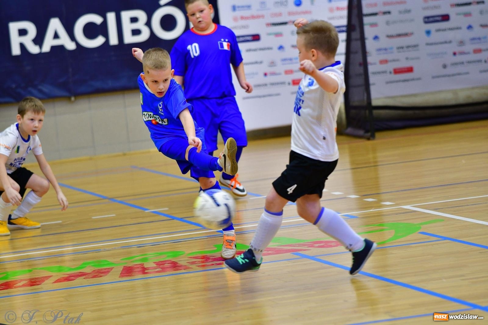 Zdjęcie w galerii na portalu naszwodzislaw.com: Junior Futsal Cup. Zmagania skrzatów z regionu w Raciborzu [FOTO] wiadomości z regionu