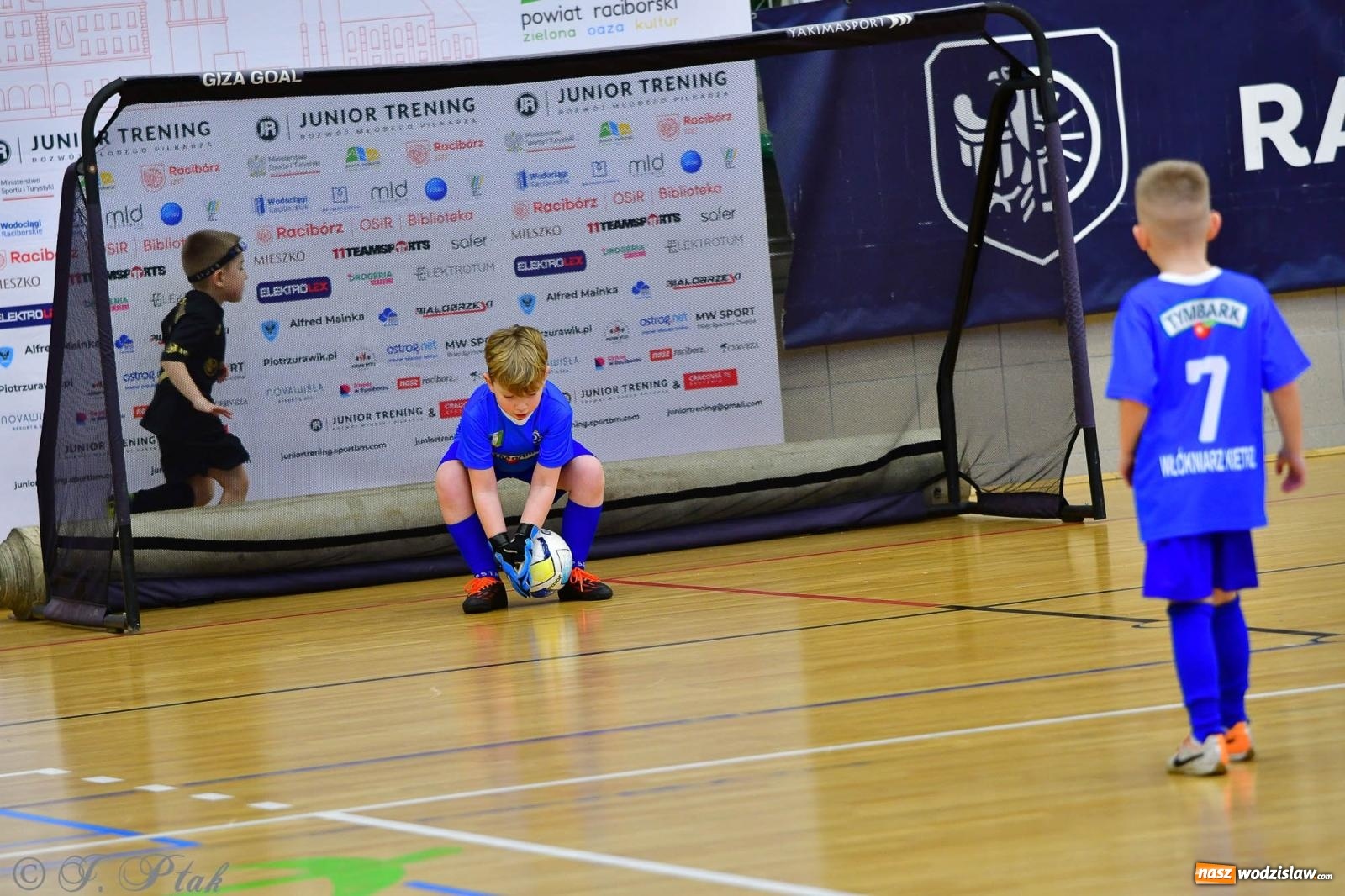 Zdjęcie w galerii na portalu naszwodzislaw.com: Junior Futsal Cup. Zmagania skrzatów z regionu w Raciborzu [FOTO] wiadomości z regionu