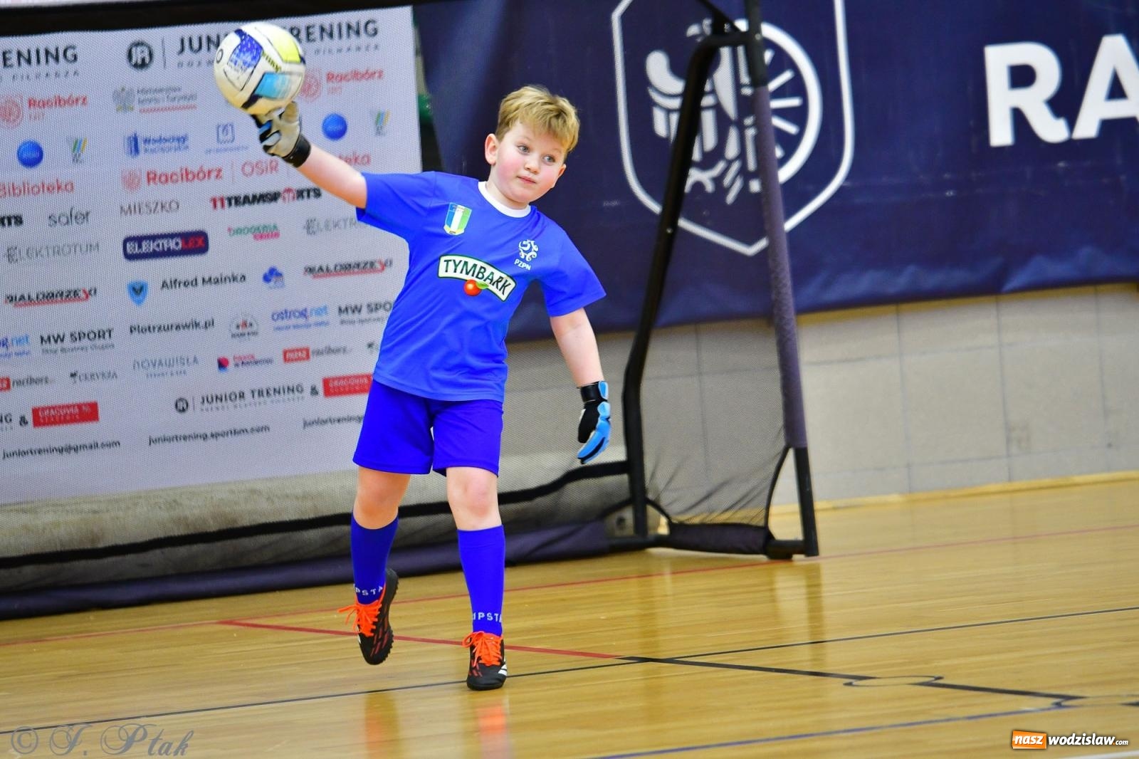 Zdjęcie w galerii na portalu naszwodzislaw.com: Junior Futsal Cup. Zmagania skrzatów z regionu w Raciborzu [FOTO] wiadomości z regionu