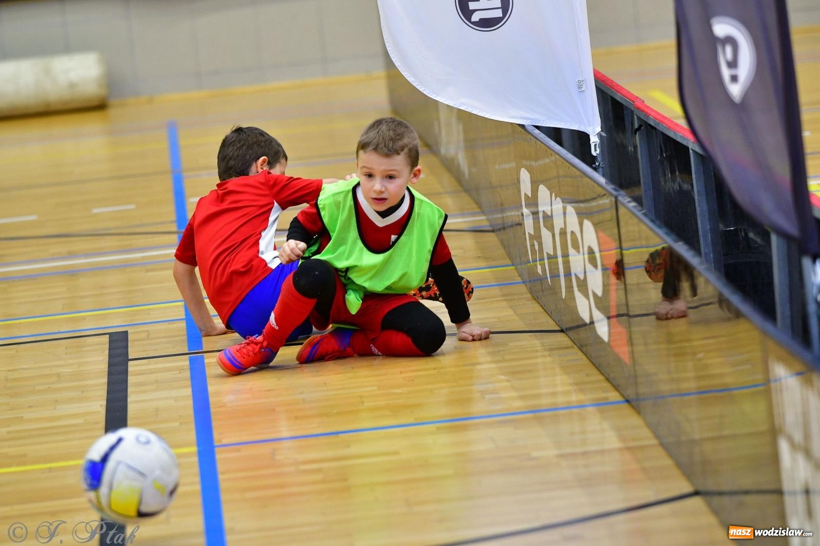 Zdjęcie w galerii na portalu naszwodzislaw.com: Junior Futsal Cup. Zmagania skrzatów z regionu w Raciborzu [FOTO] wiadomości z regionu